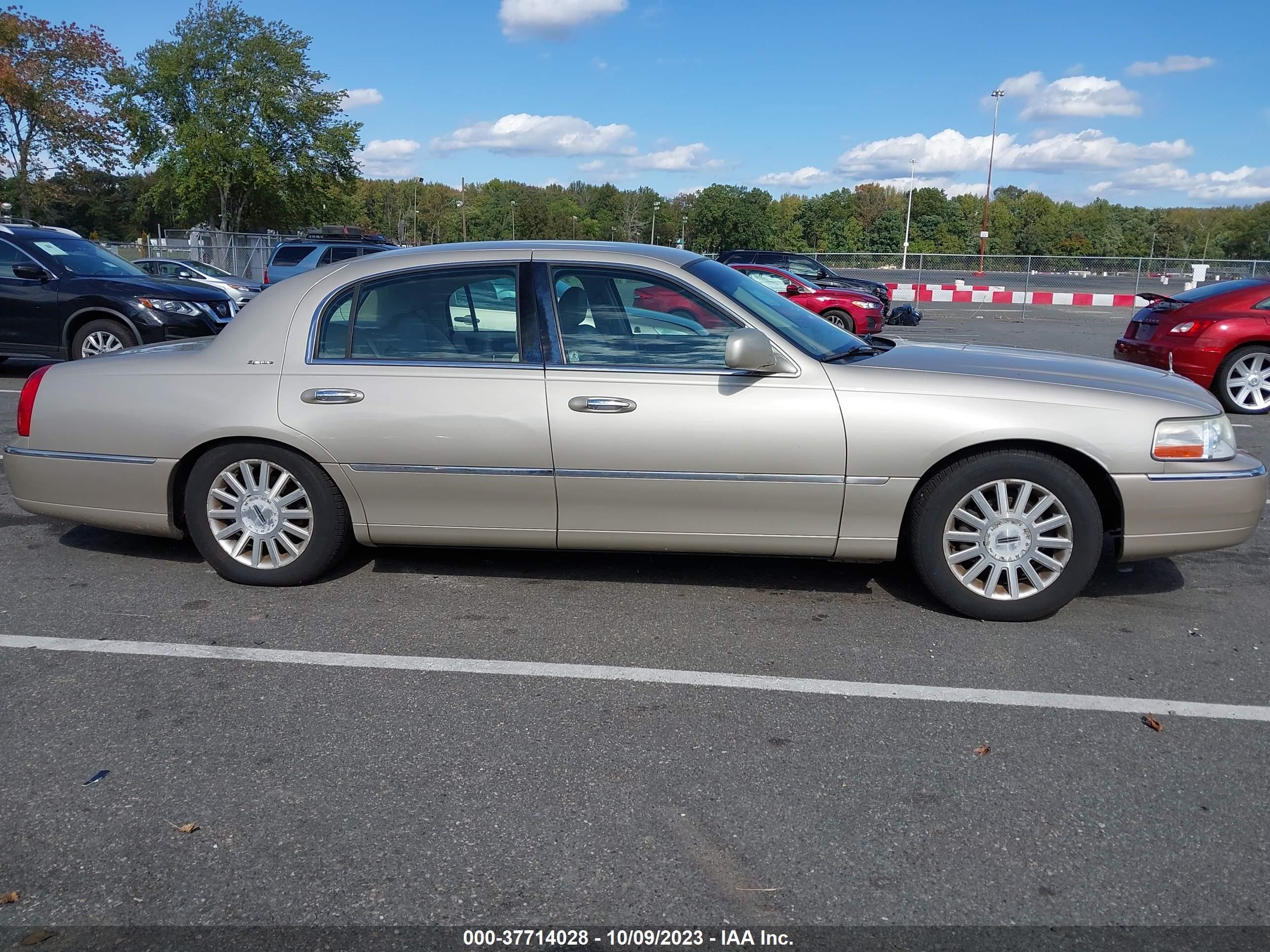 Photo 12 VIN: 1LNHM81W44Y660375 - LINCOLN TOWN CAR 