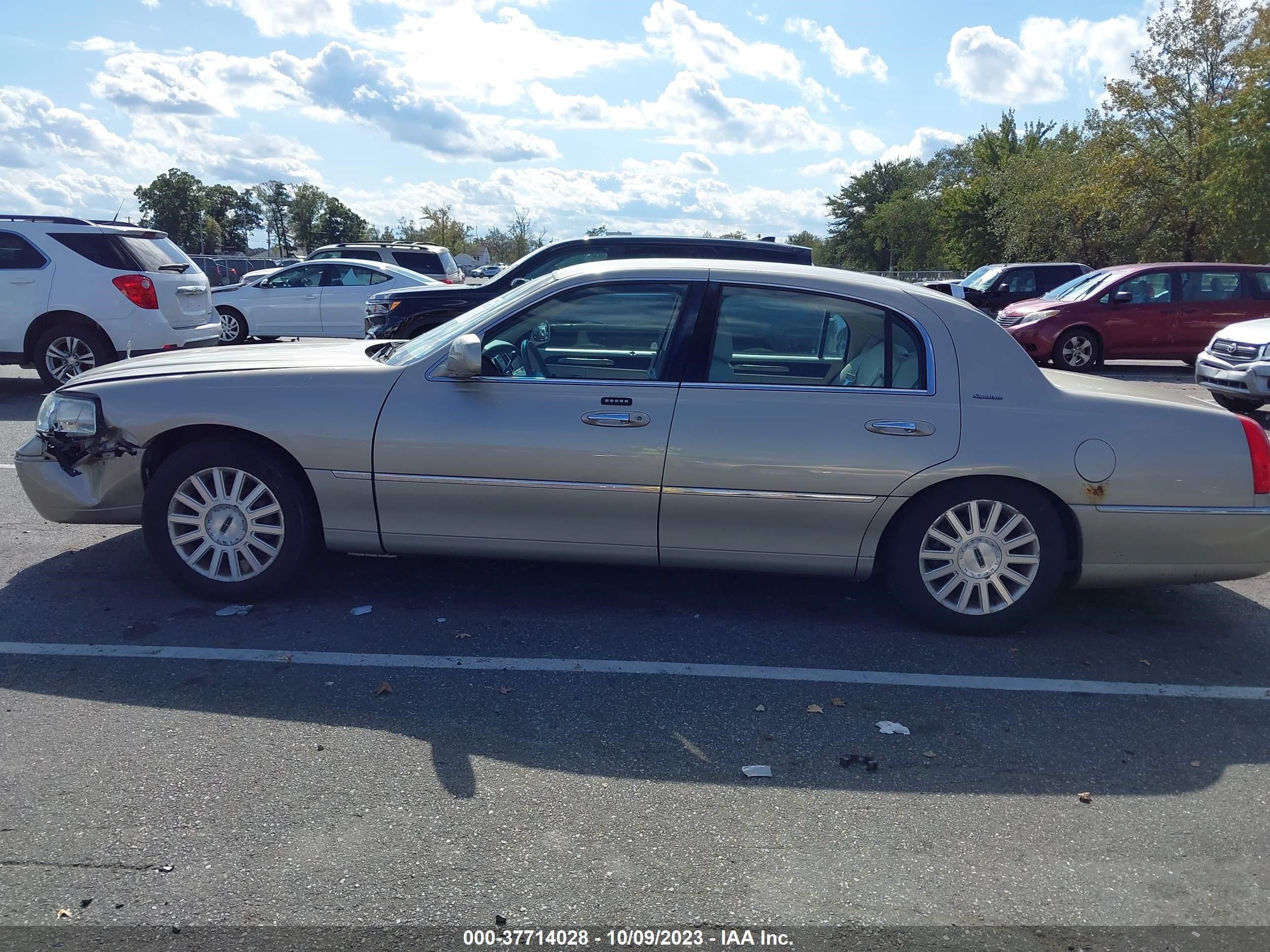 Photo 13 VIN: 1LNHM81W44Y660375 - LINCOLN TOWN CAR 