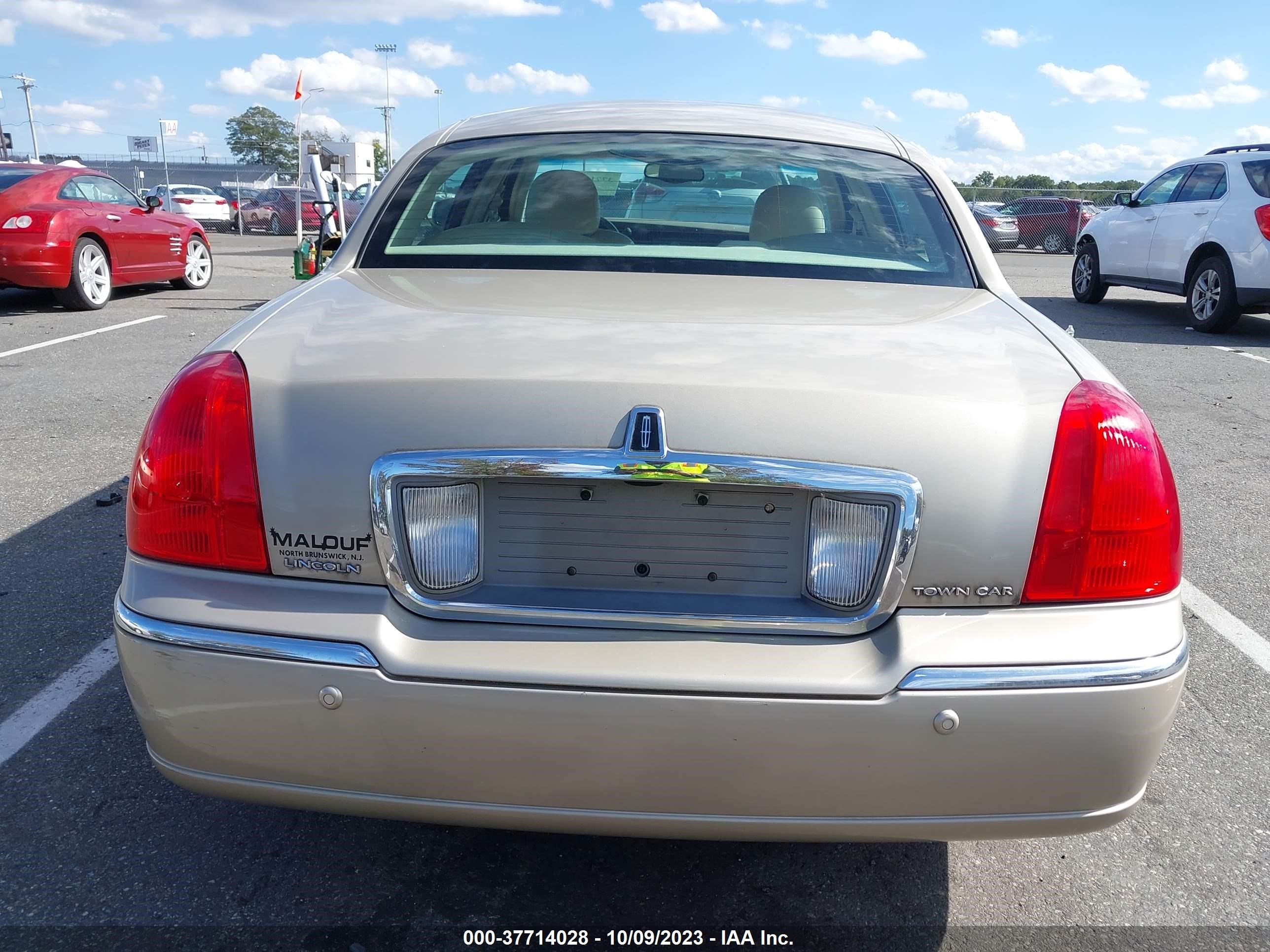 Photo 15 VIN: 1LNHM81W44Y660375 - LINCOLN TOWN CAR 