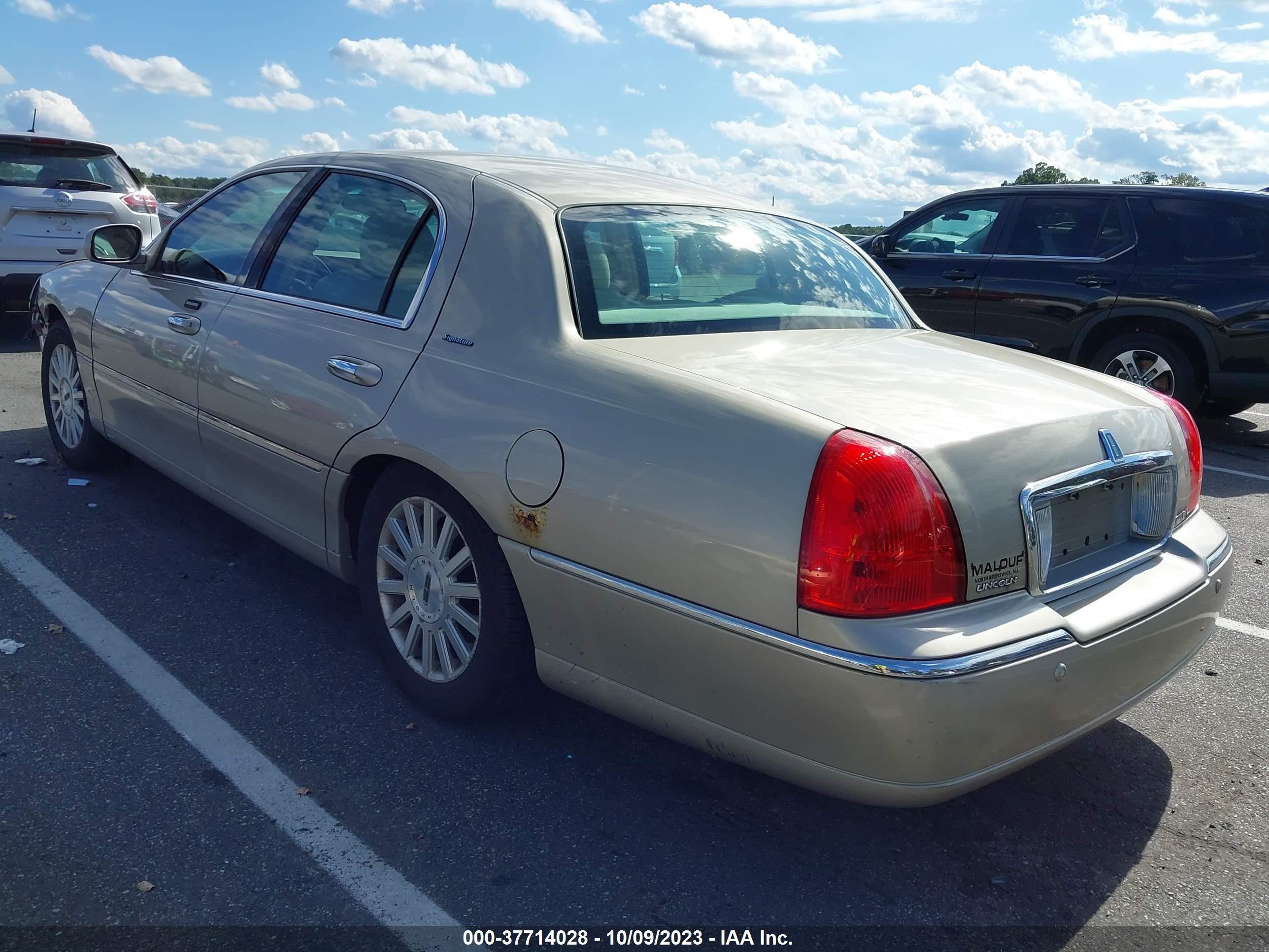 Photo 2 VIN: 1LNHM81W44Y660375 - LINCOLN TOWN CAR 