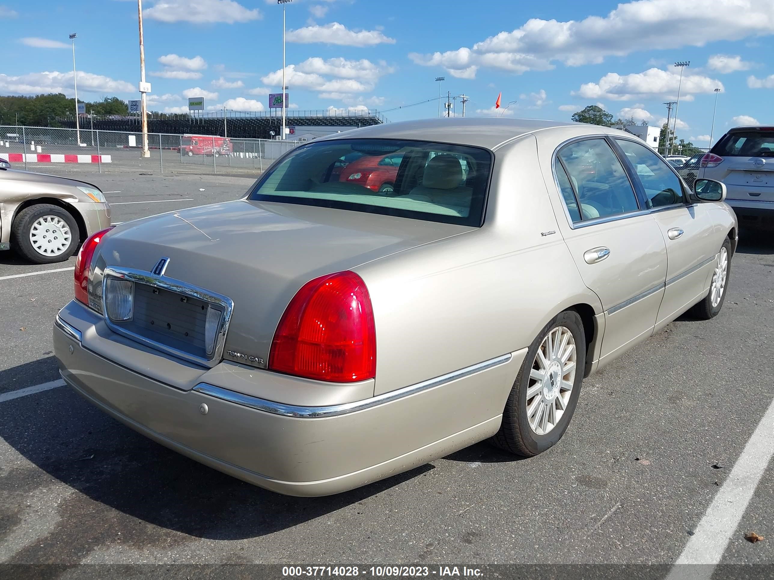 Photo 3 VIN: 1LNHM81W44Y660375 - LINCOLN TOWN CAR 