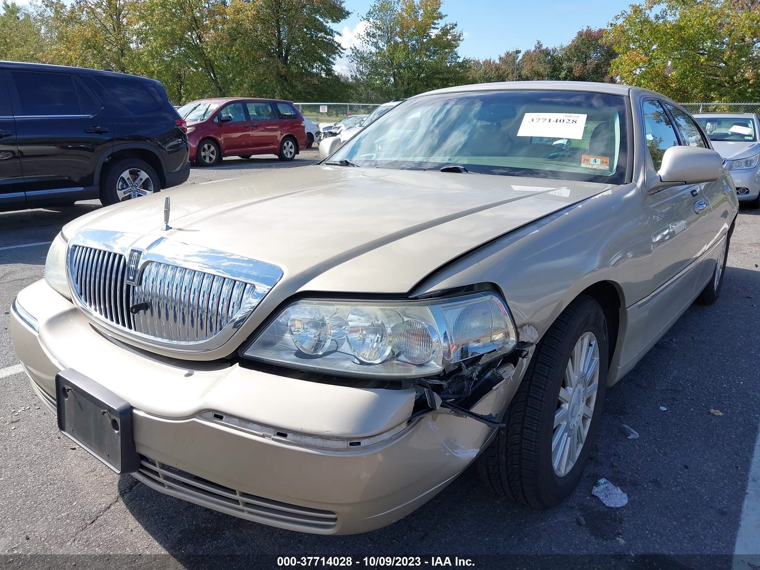 Photo 5 VIN: 1LNHM81W44Y660375 - LINCOLN TOWN CAR 