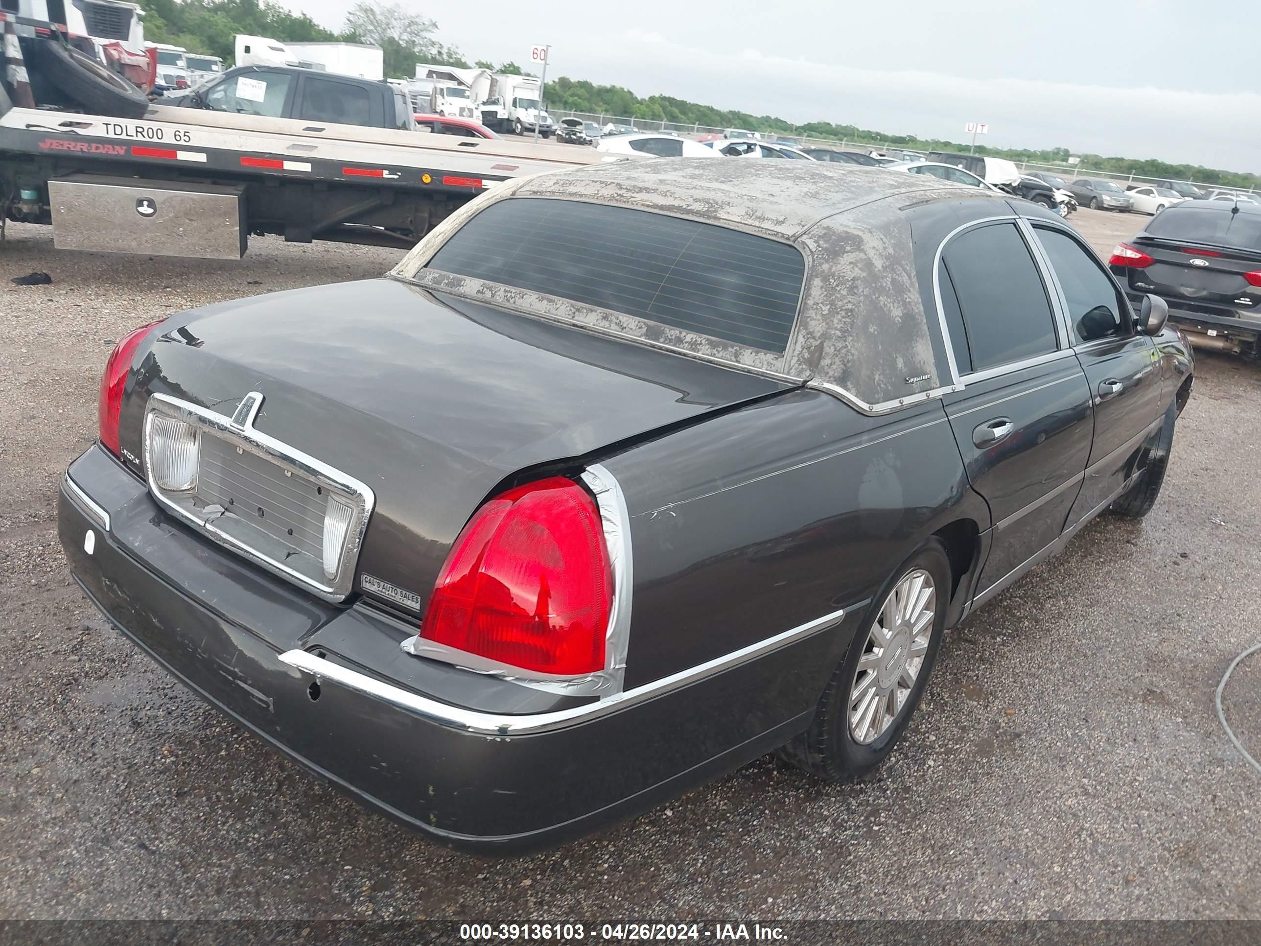 Photo 3 VIN: 1LNHM81W45Y619620 - LINCOLN TOWN CAR 