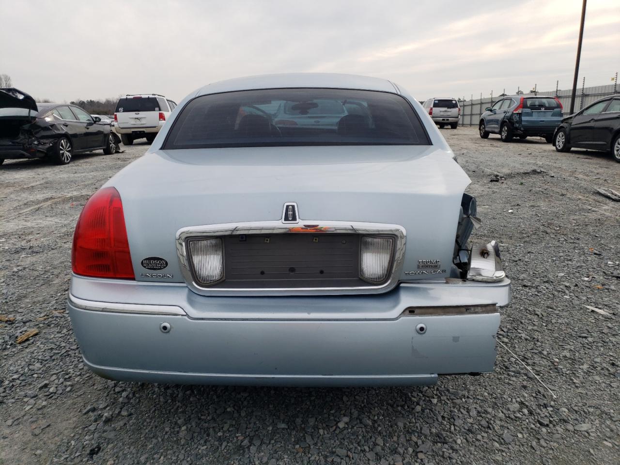 Photo 5 VIN: 1LNHM81W45Y622503 - LINCOLN TOWN CAR 