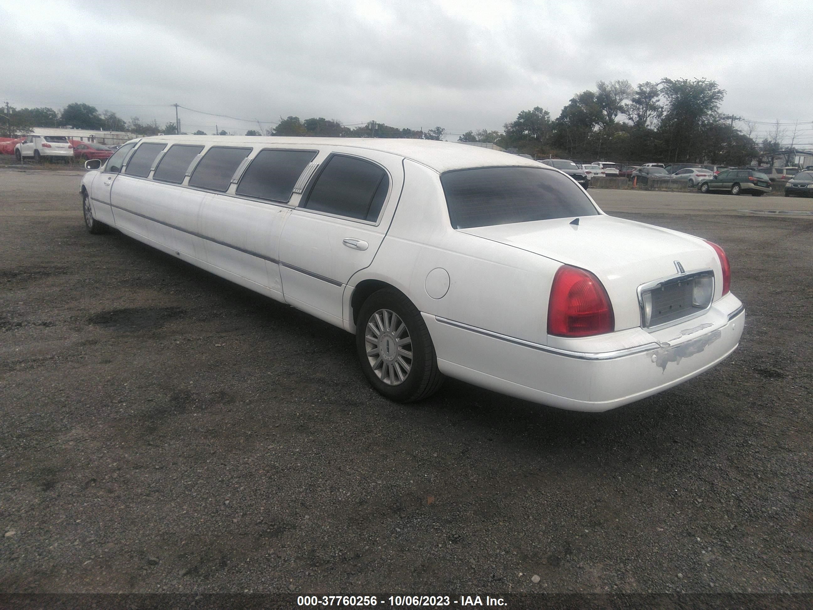 Photo 2 VIN: 1LNHM81W45Y622632 - LINCOLN TOWN CAR 