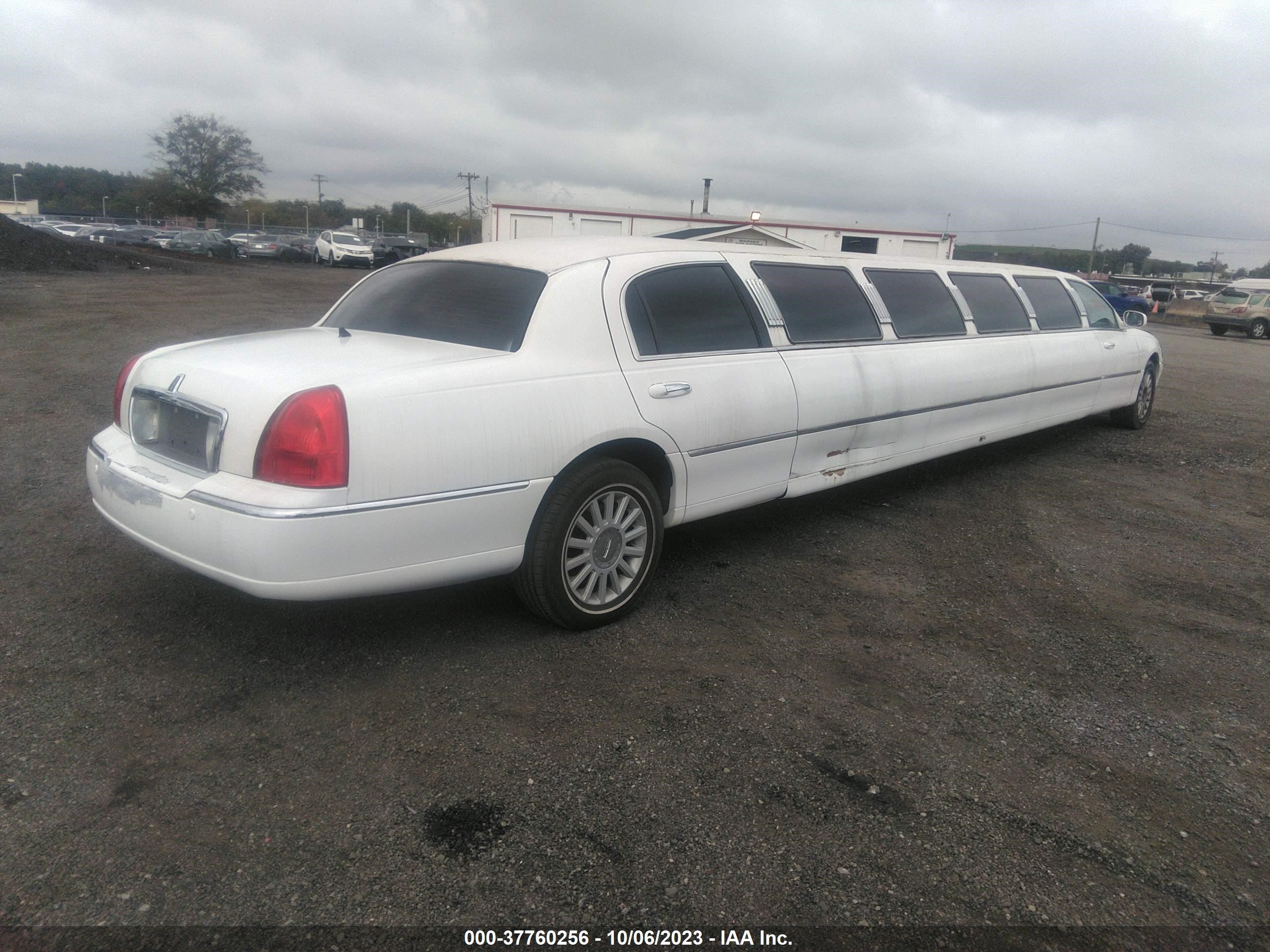 Photo 3 VIN: 1LNHM81W45Y622632 - LINCOLN TOWN CAR 