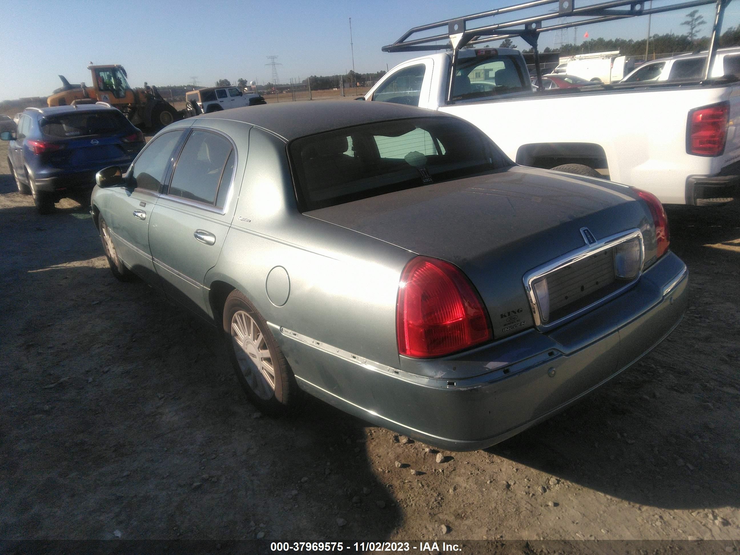 Photo 2 VIN: 1LNHM81W45Y634912 - LINCOLN TOWN CAR 