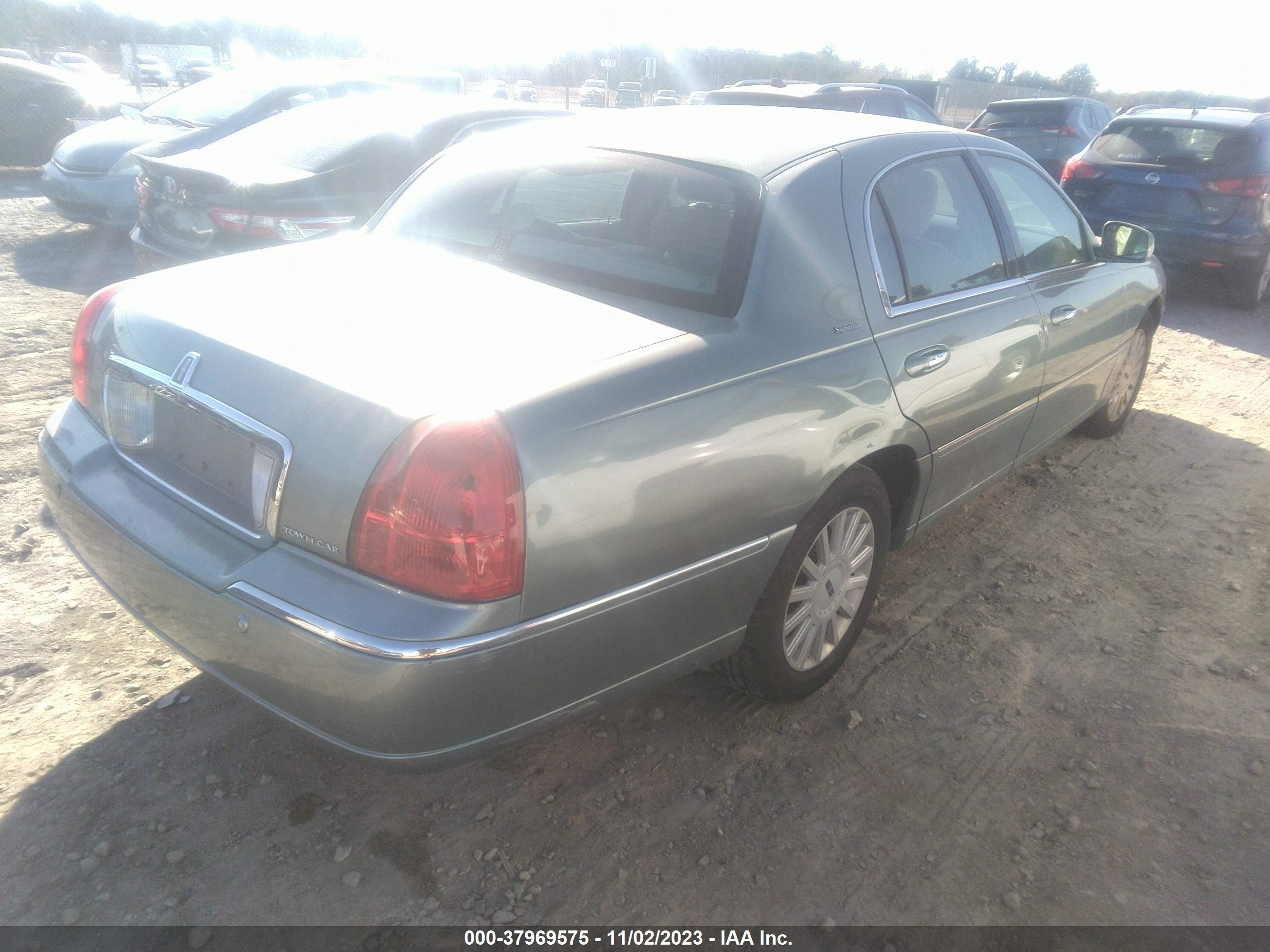 Photo 3 VIN: 1LNHM81W45Y634912 - LINCOLN TOWN CAR 