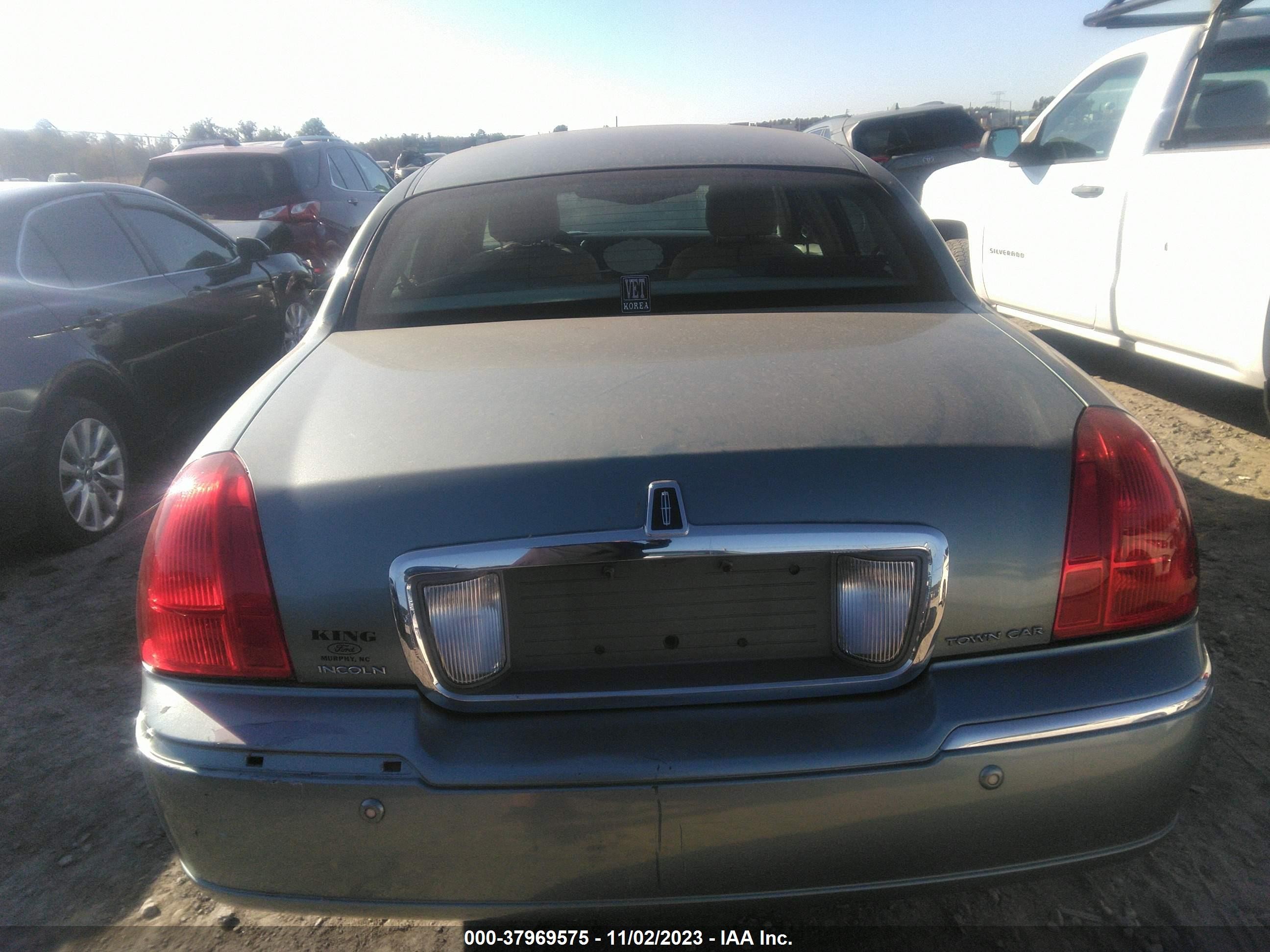 Photo 5 VIN: 1LNHM81W45Y634912 - LINCOLN TOWN CAR 