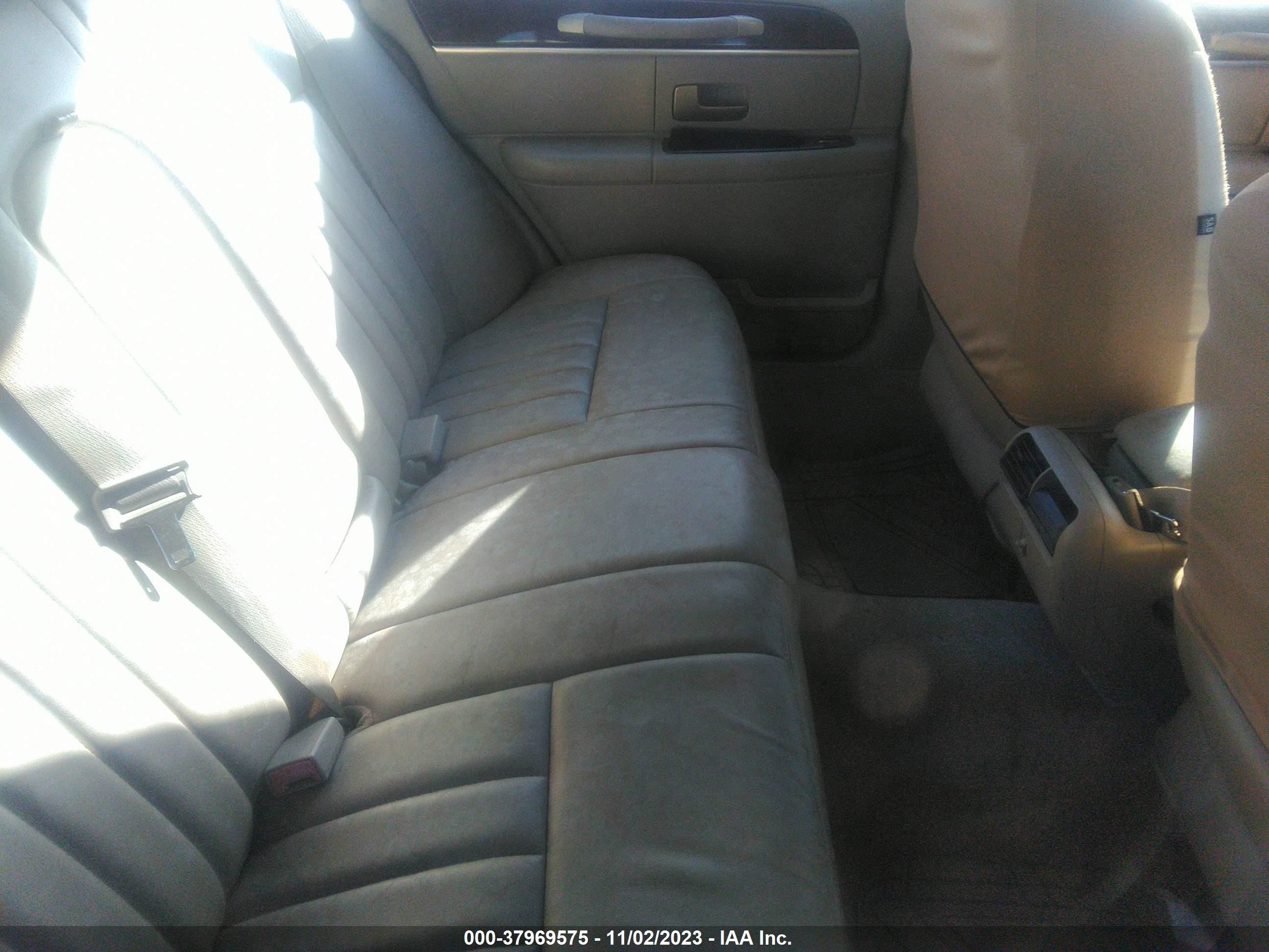 Photo 7 VIN: 1LNHM81W45Y634912 - LINCOLN TOWN CAR 