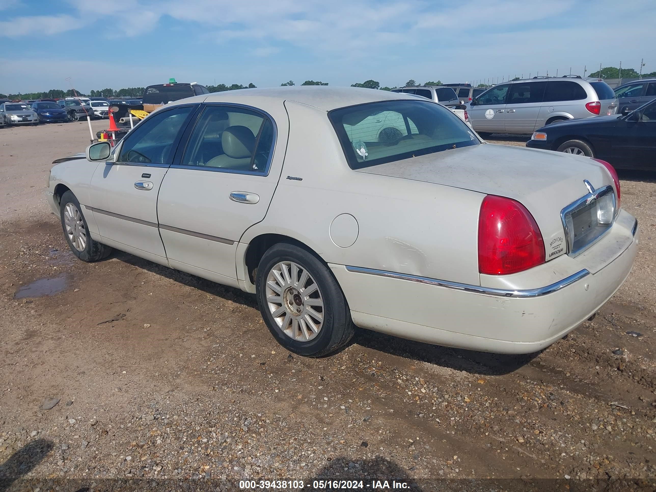 Photo 2 VIN: 1LNHM81W45Y648180 - LINCOLN TOWN CAR 