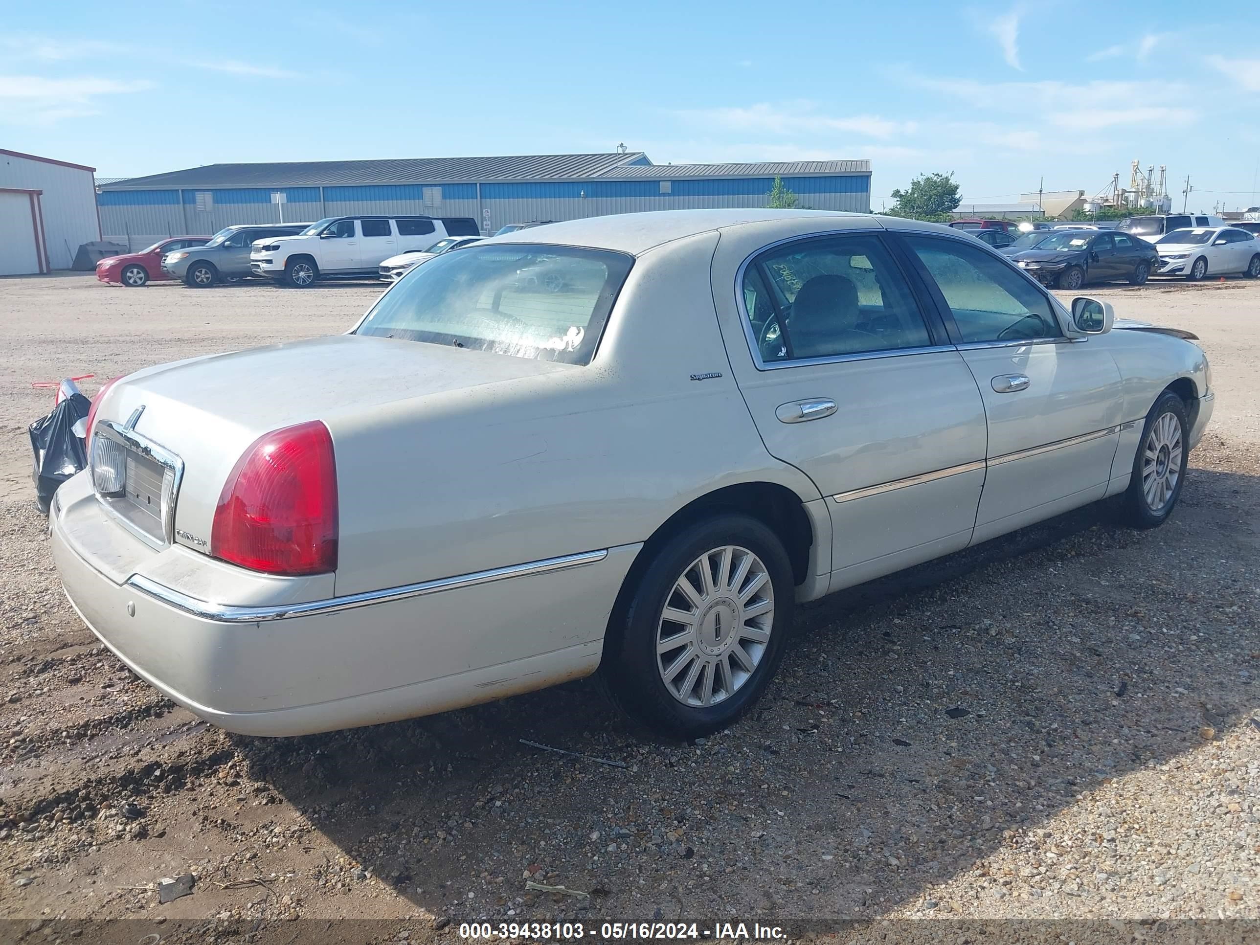 Photo 3 VIN: 1LNHM81W45Y648180 - LINCOLN TOWN CAR 