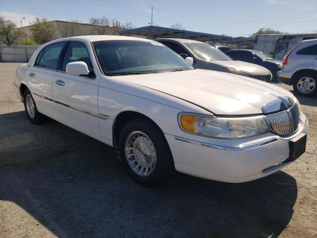 Photo 3 VIN: 1LNHM81W4XY635870 - LINCOLN TOWNCAR 