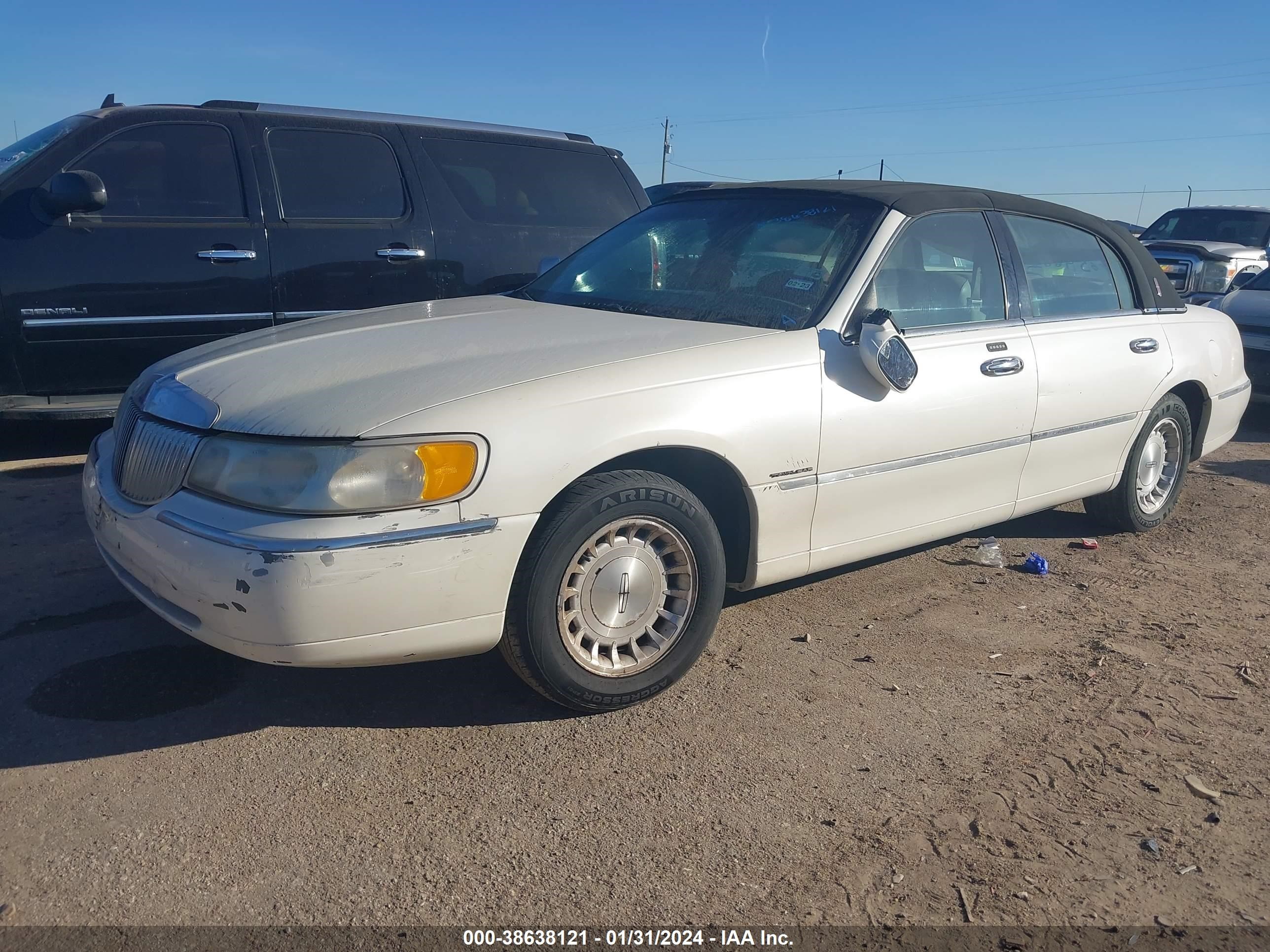 Photo 1 VIN: 1LNHM81W4XY654662 - LINCOLN TOWN CAR 