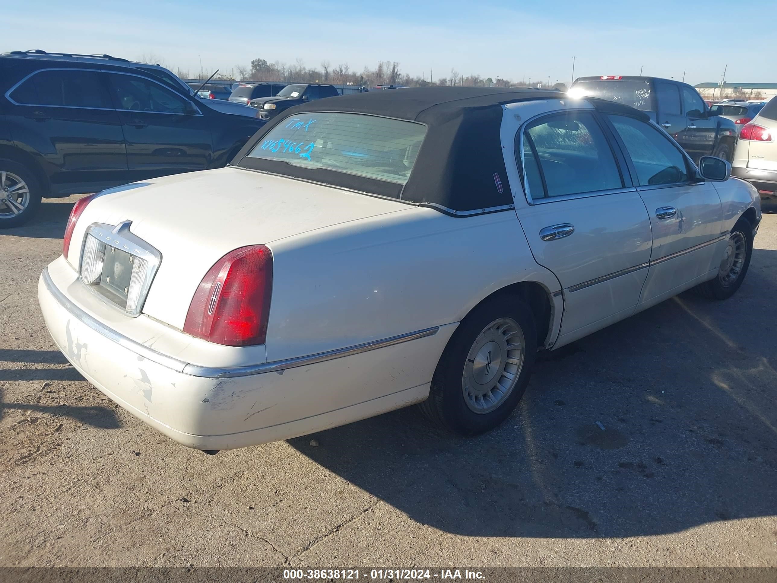 Photo 3 VIN: 1LNHM81W4XY654662 - LINCOLN TOWN CAR 