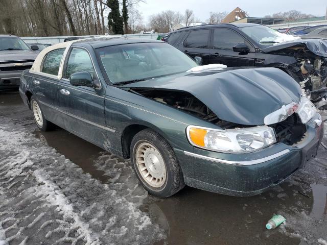 Photo 3 VIN: 1LNHM81W4XY668982 - LINCOLN TOWNCAR 