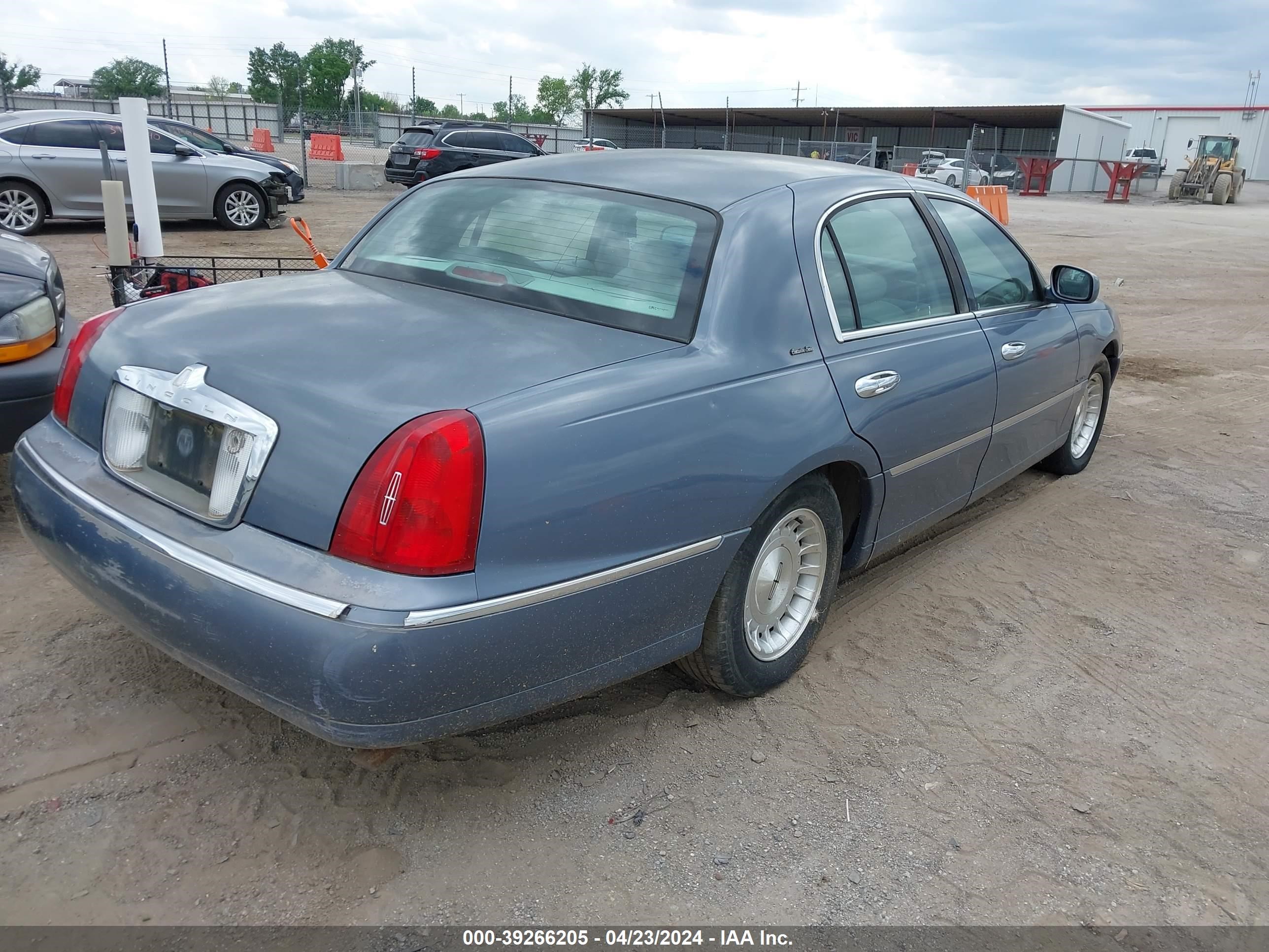 Photo 3 VIN: 1LNHM81W4XY691615 - LINCOLN TOWN CAR 