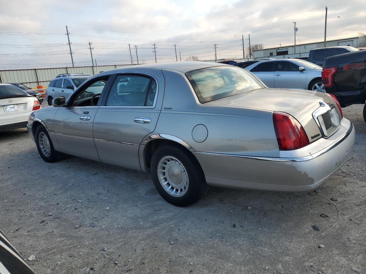 Photo 1 VIN: 1LNHM81W4YY863742 - LINCOLN TOWN CAR 