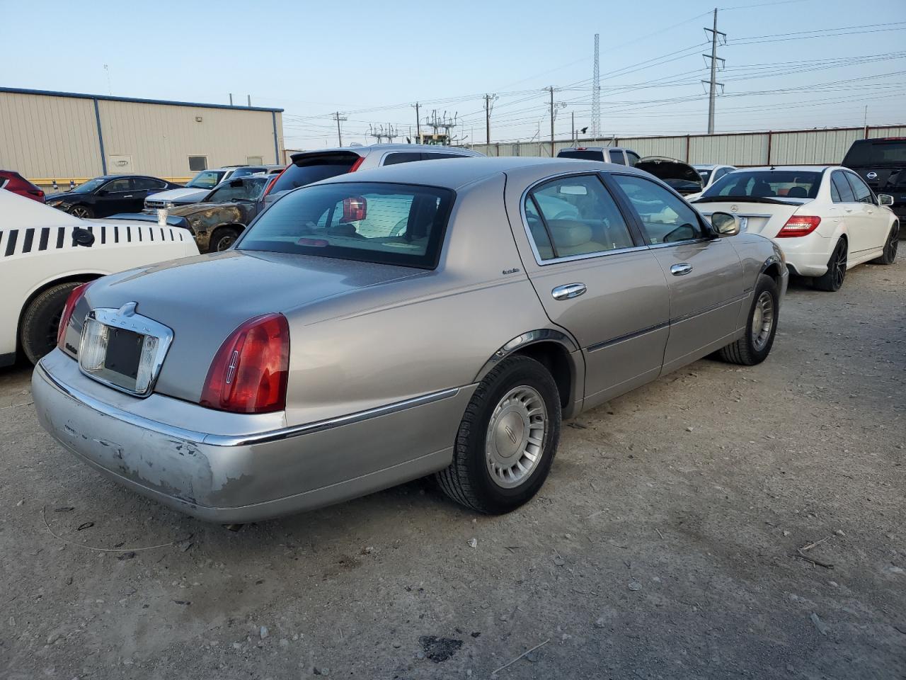 Photo 2 VIN: 1LNHM81W4YY863742 - LINCOLN TOWN CAR 