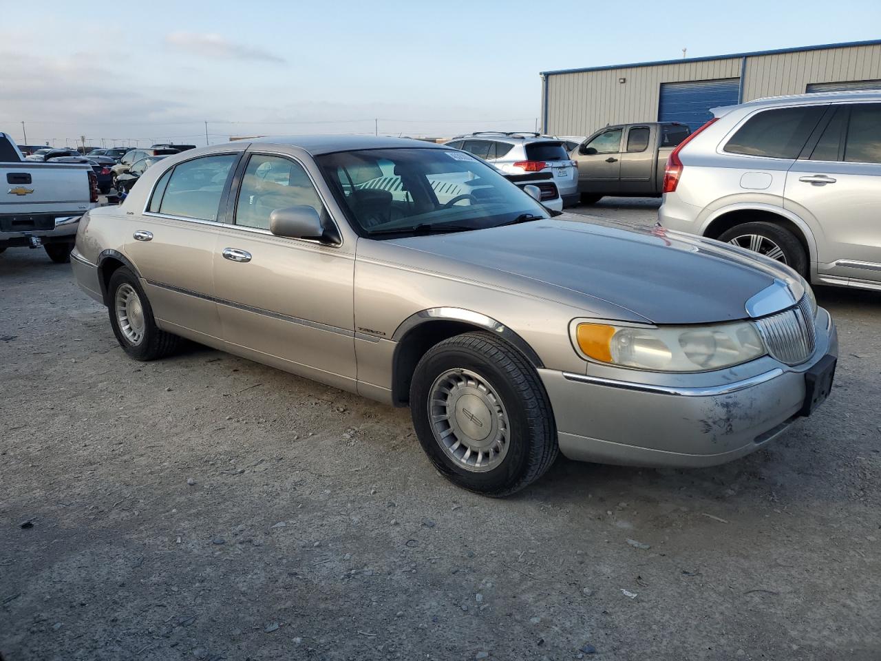 Photo 3 VIN: 1LNHM81W4YY863742 - LINCOLN TOWN CAR 