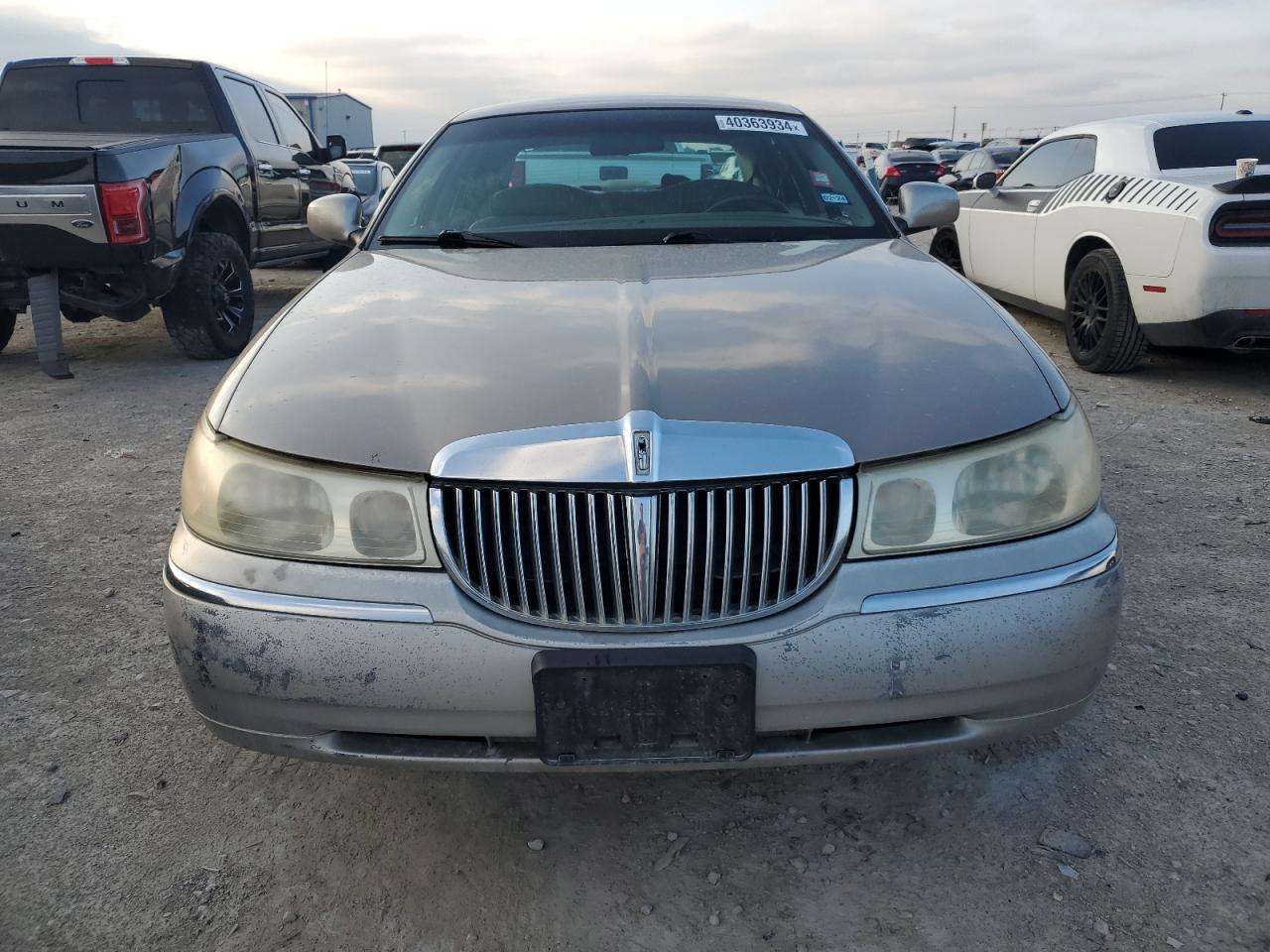 Photo 4 VIN: 1LNHM81W4YY863742 - LINCOLN TOWN CAR 