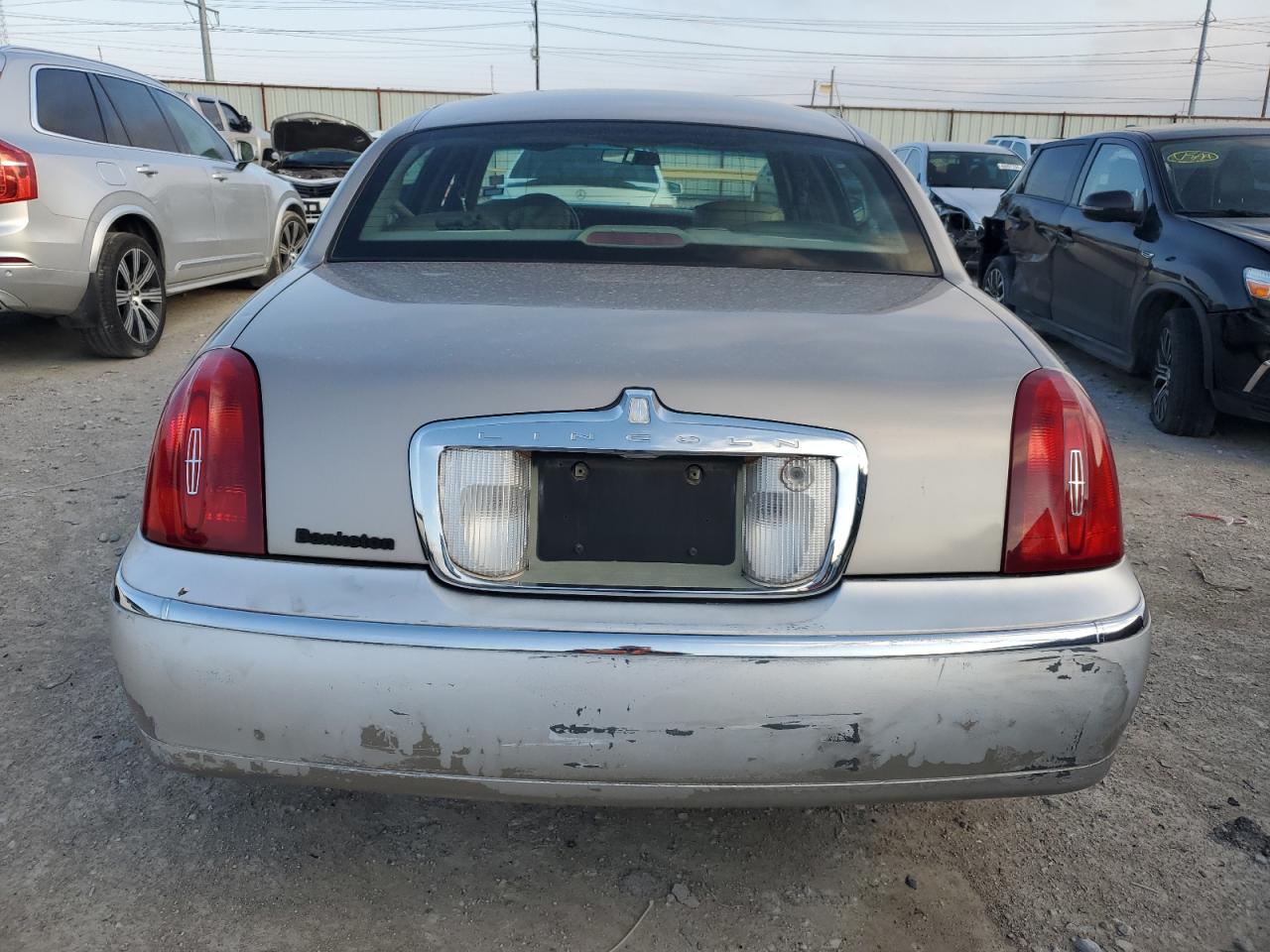 Photo 5 VIN: 1LNHM81W4YY863742 - LINCOLN TOWN CAR 