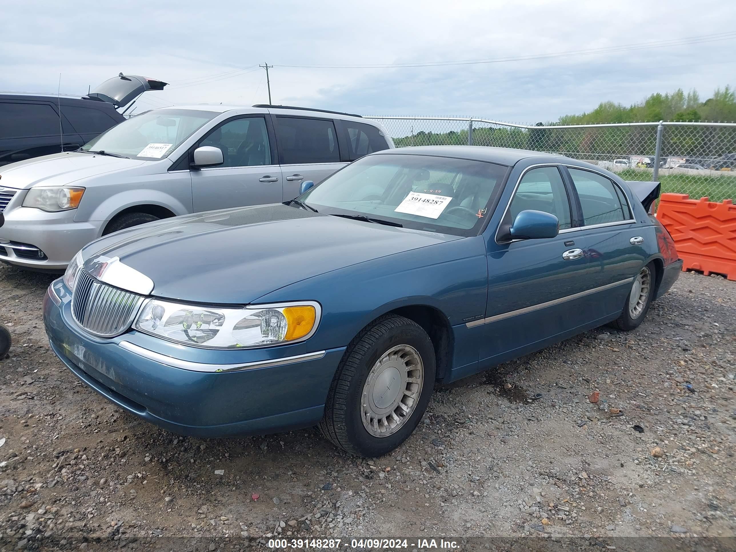 Photo 1 VIN: 1LNHM81W51Y645461 - LINCOLN TOWN CAR 