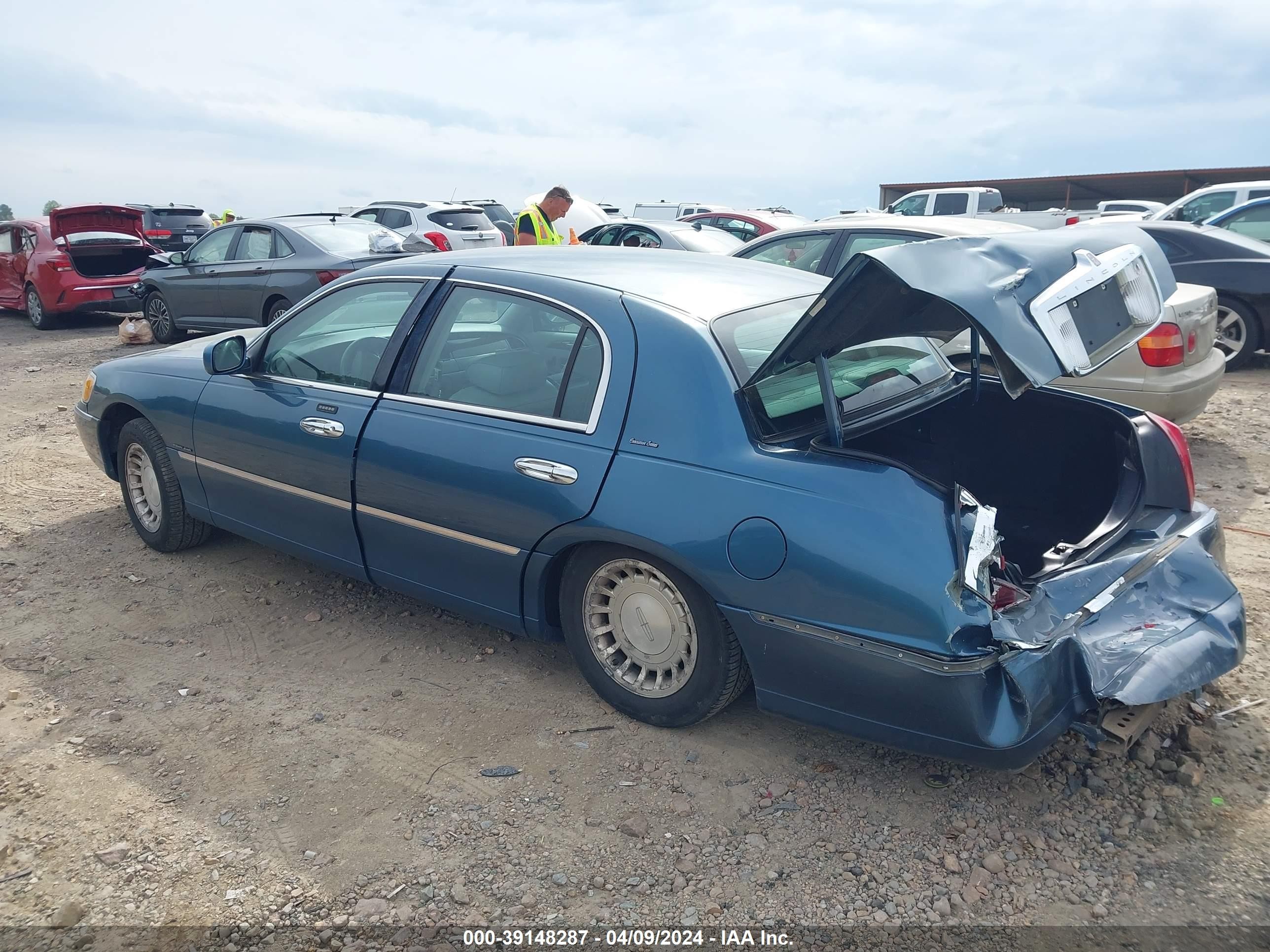 Photo 2 VIN: 1LNHM81W51Y645461 - LINCOLN TOWN CAR 