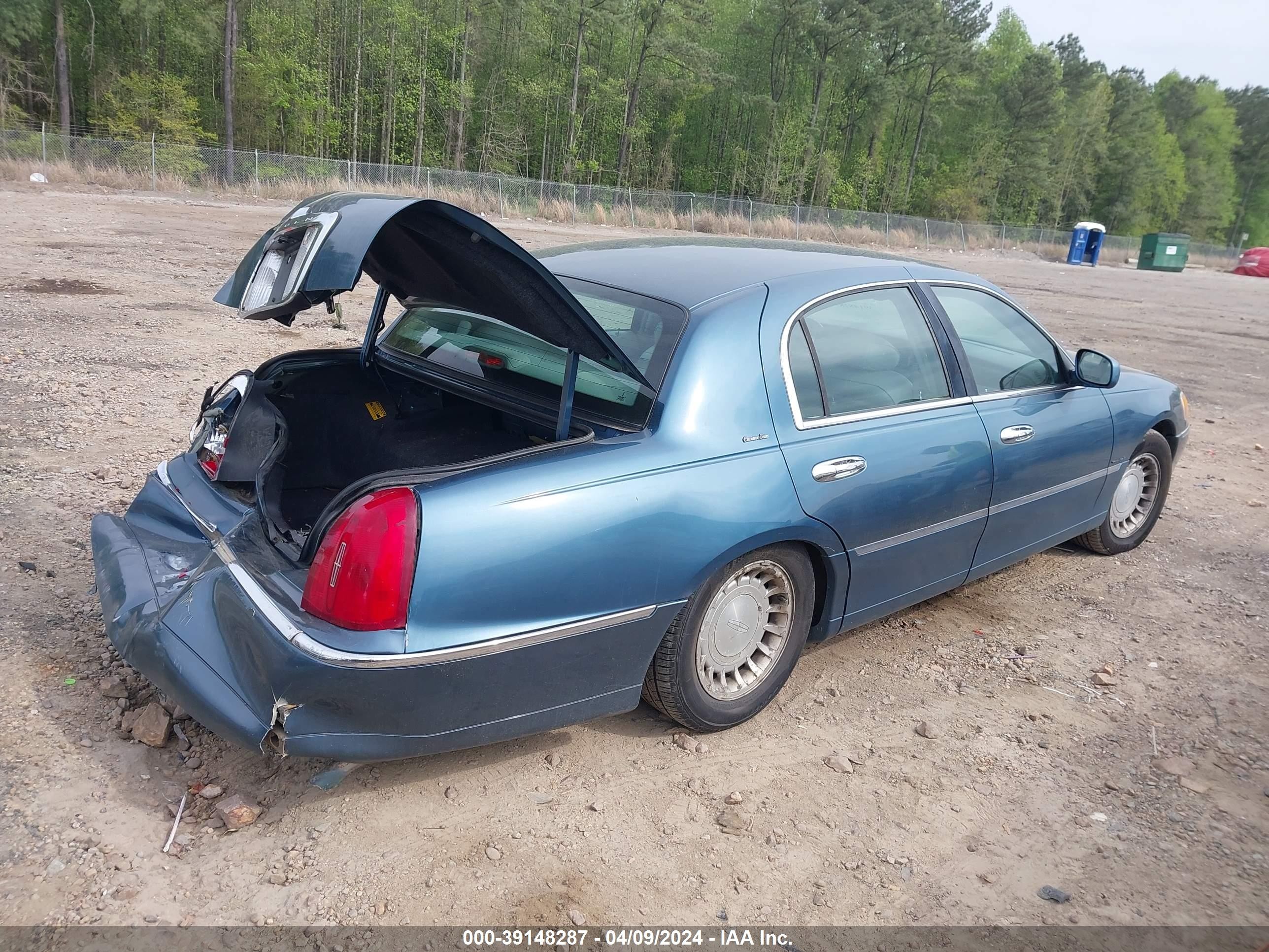 Photo 3 VIN: 1LNHM81W51Y645461 - LINCOLN TOWN CAR 