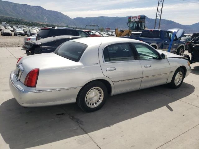 Photo 2 VIN: 1LNHM81W52Y611389 - LINCOLN TOWN CAR E 