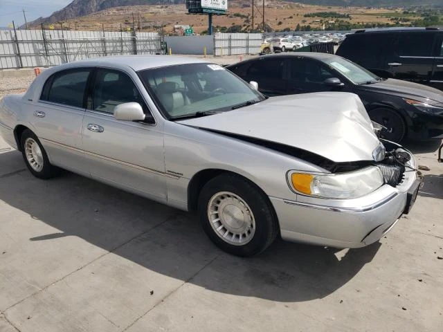 Photo 3 VIN: 1LNHM81W52Y611389 - LINCOLN TOWN CAR E 