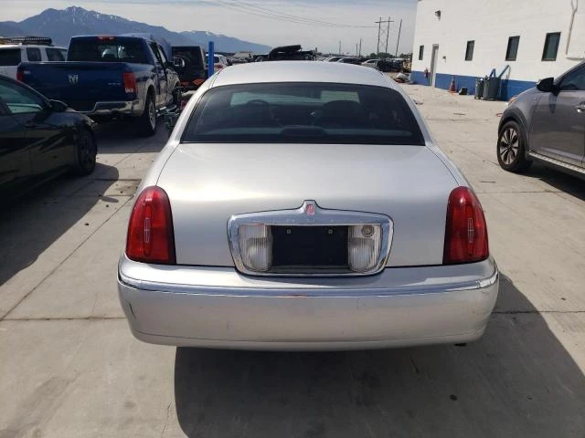 Photo 5 VIN: 1LNHM81W52Y611389 - LINCOLN TOWN CAR E 