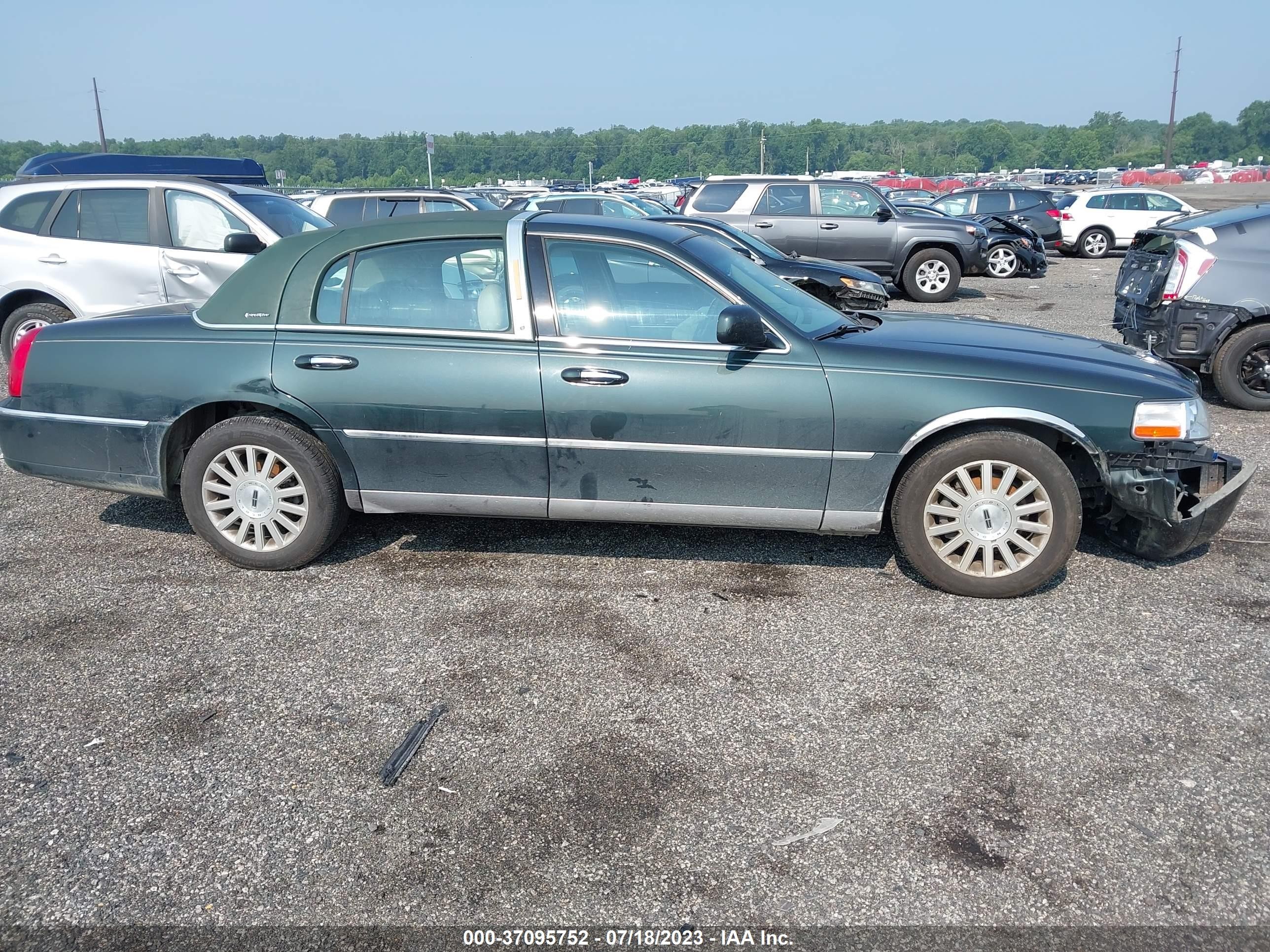 Photo 11 VIN: 1LNHM81W53Y611703 - LINCOLN TOWN CAR 