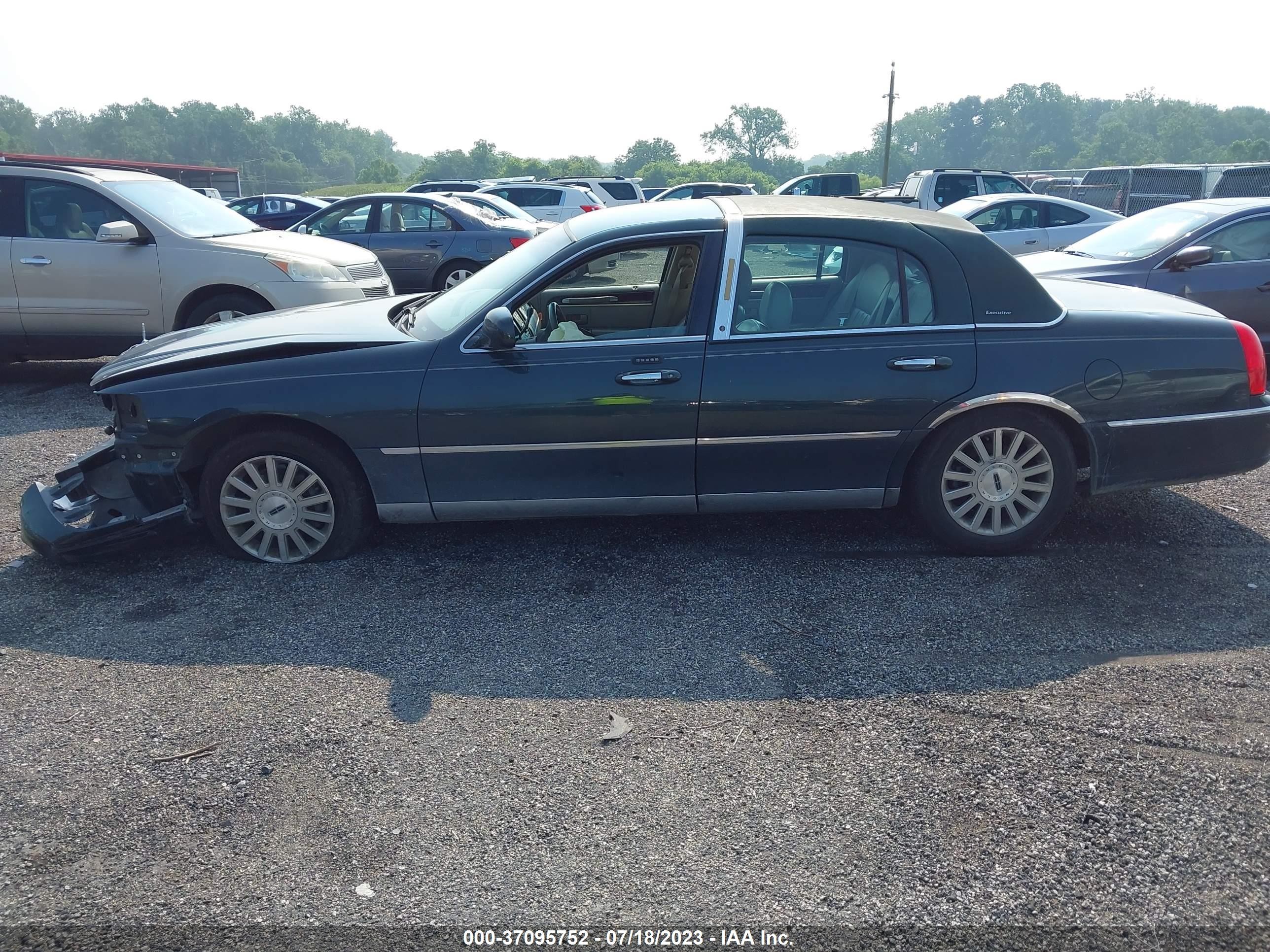 Photo 12 VIN: 1LNHM81W53Y611703 - LINCOLN TOWN CAR 