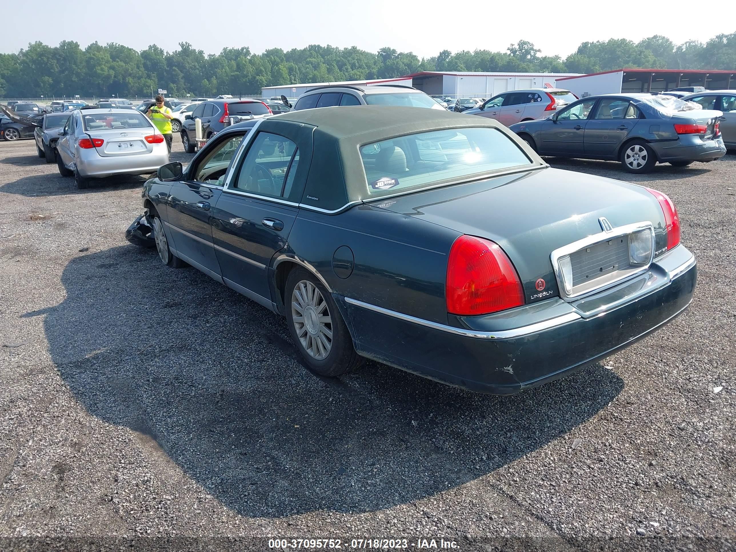 Photo 2 VIN: 1LNHM81W53Y611703 - LINCOLN TOWN CAR 