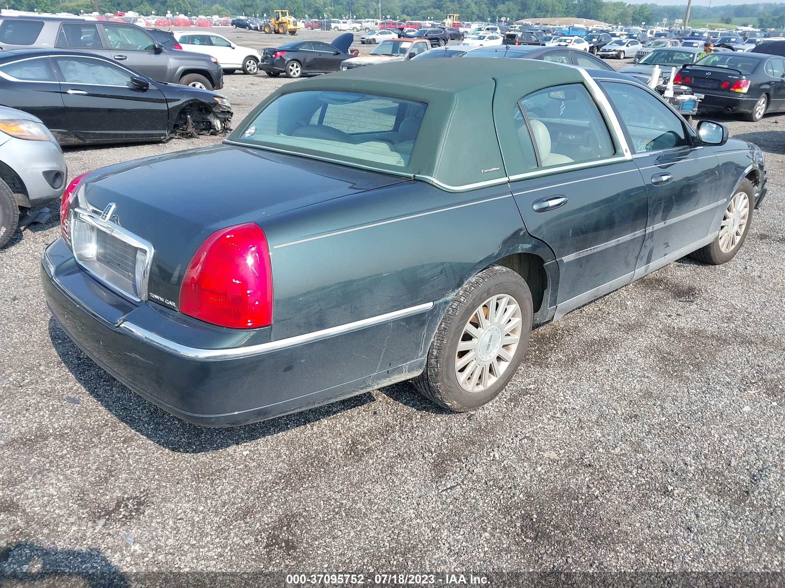 Photo 3 VIN: 1LNHM81W53Y611703 - LINCOLN TOWN CAR 