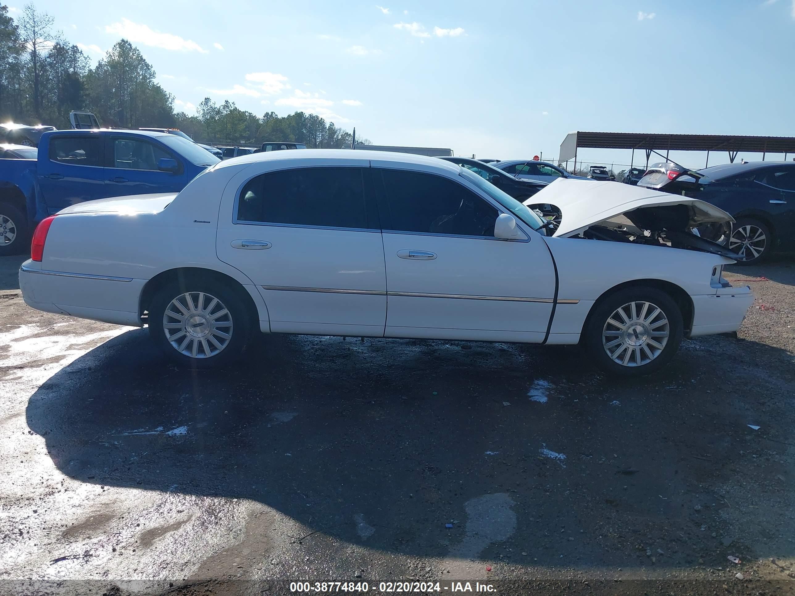 Photo 13 VIN: 1LNHM81W53Y667768 - LINCOLN TOWN CAR 