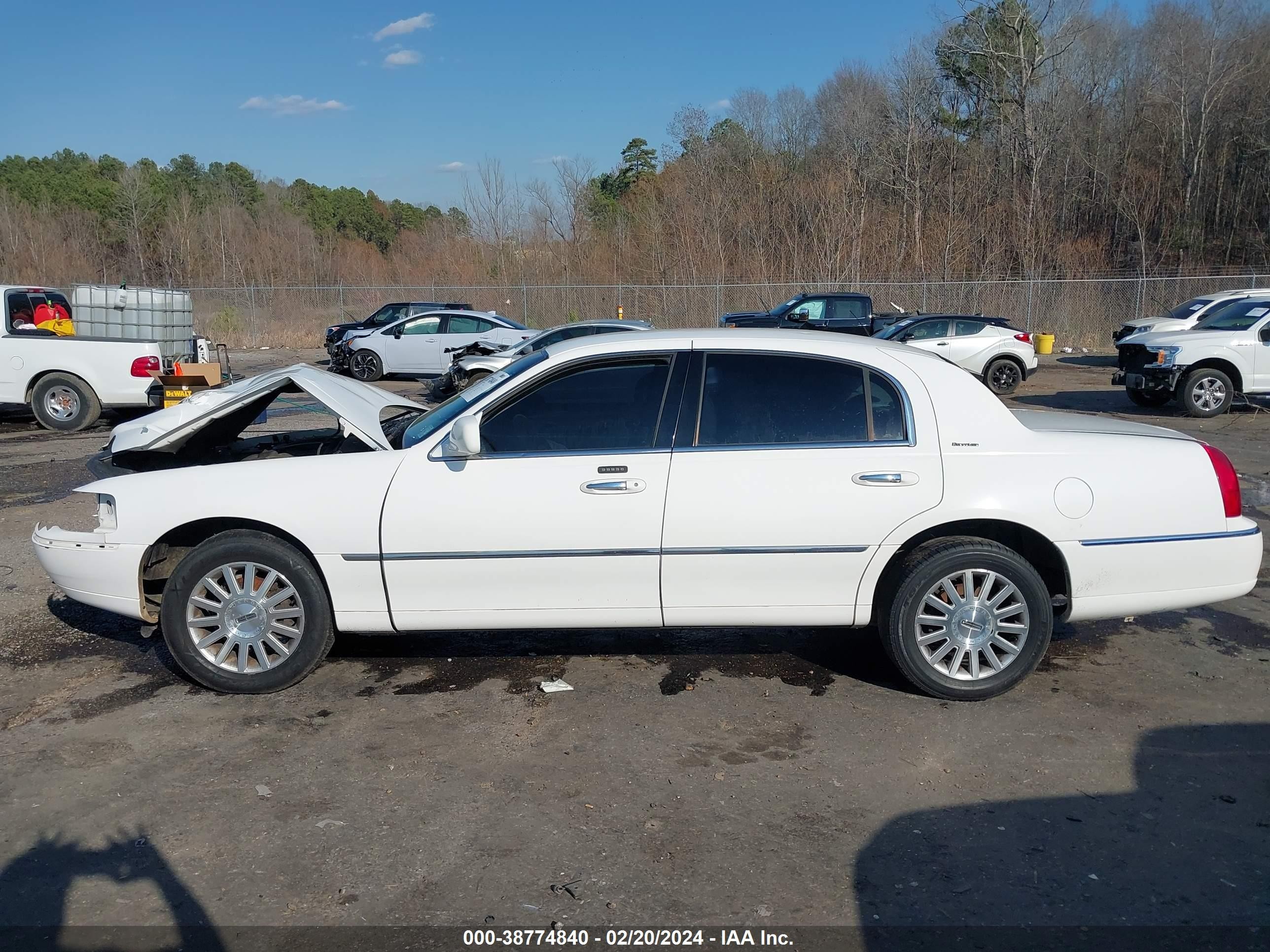 Photo 14 VIN: 1LNHM81W53Y667768 - LINCOLN TOWN CAR 