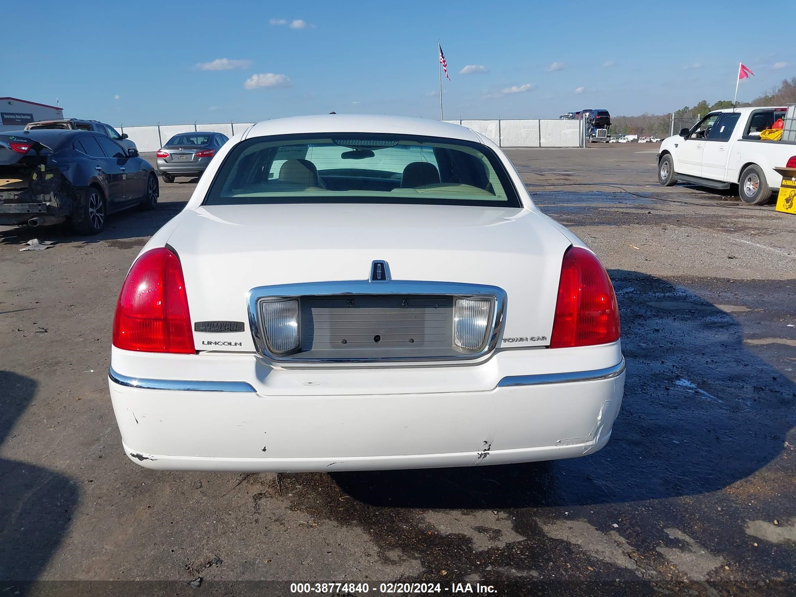 Photo 16 VIN: 1LNHM81W53Y667768 - LINCOLN TOWN CAR 