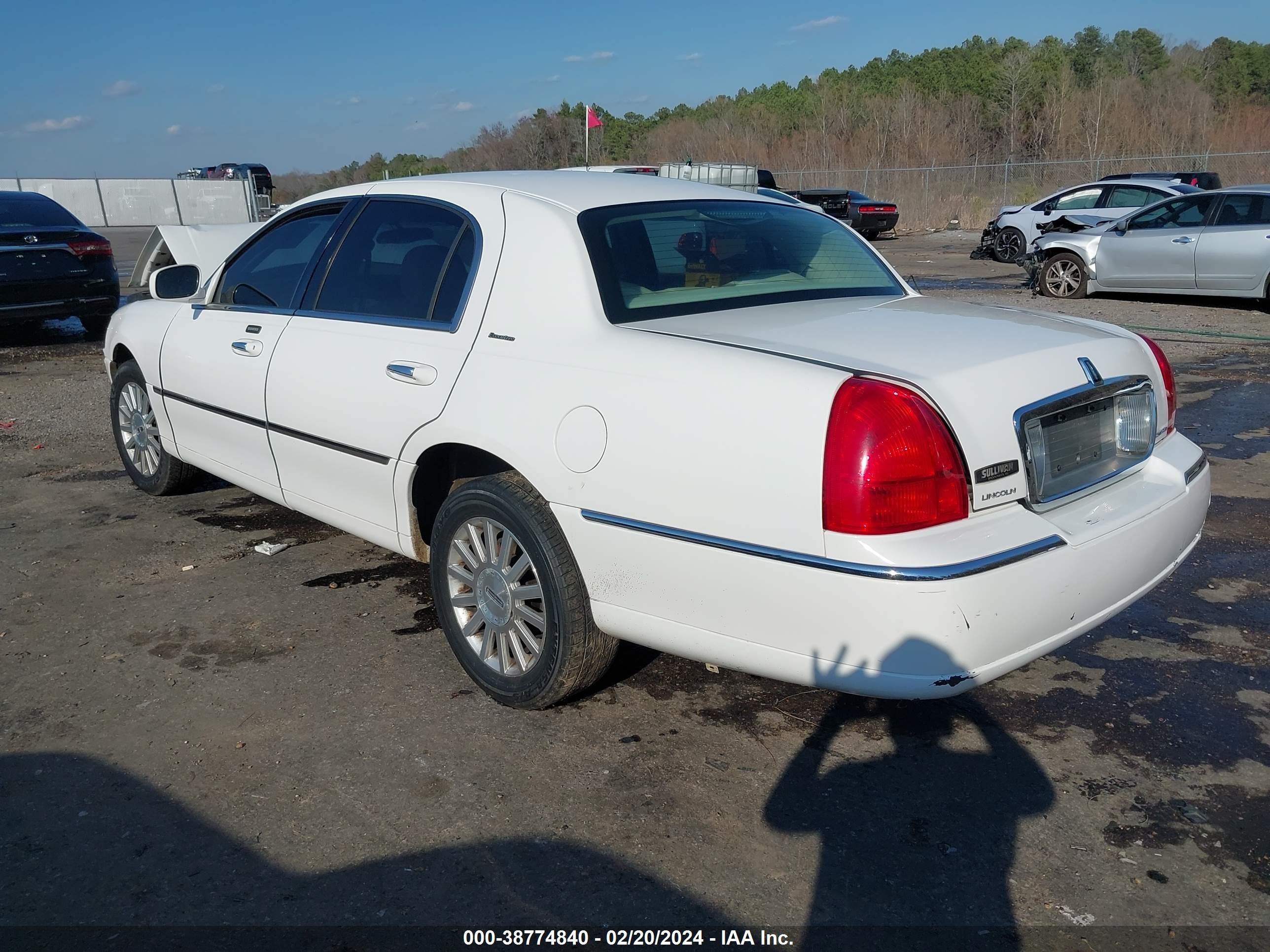 Photo 2 VIN: 1LNHM81W53Y667768 - LINCOLN TOWN CAR 