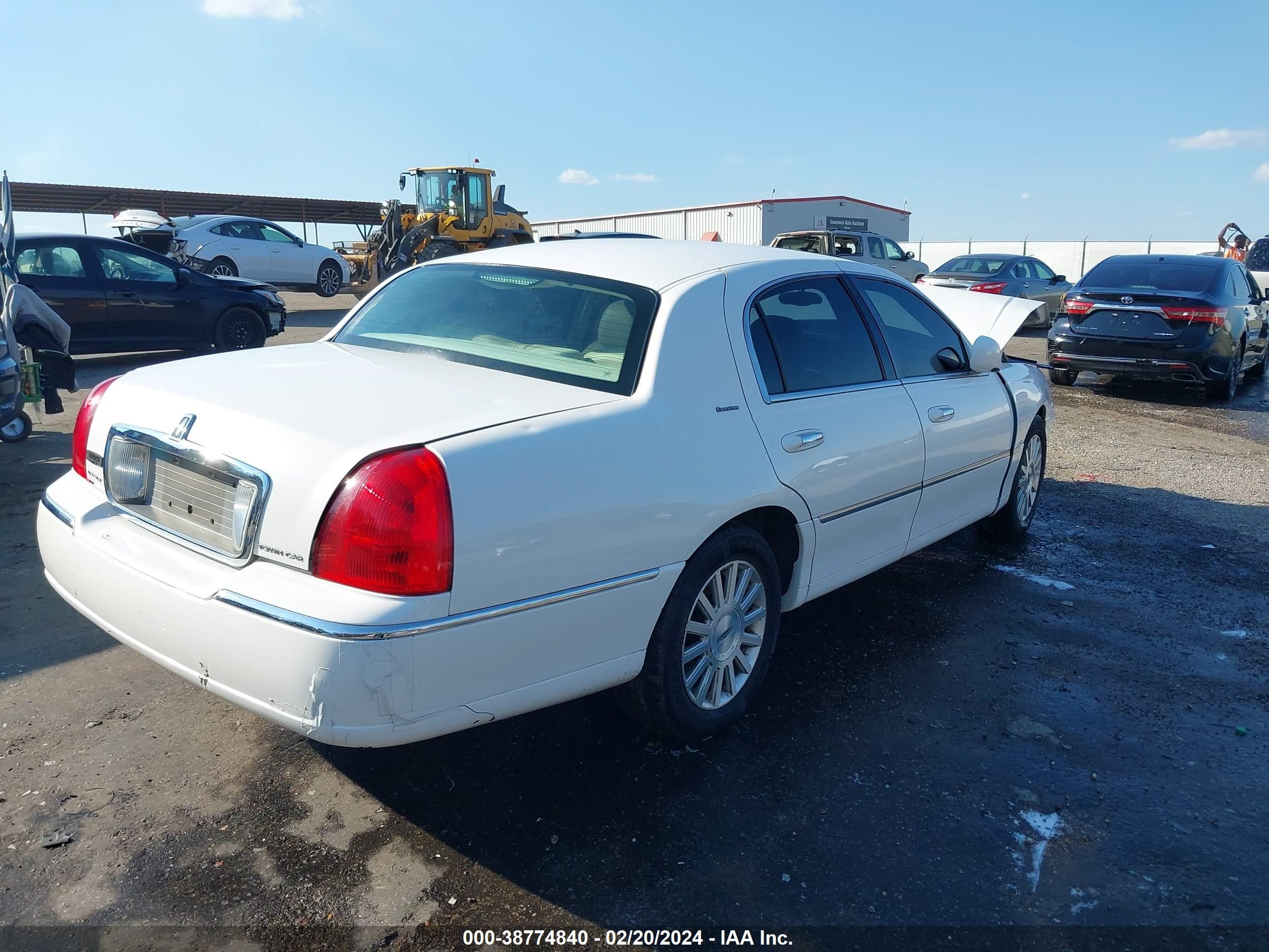 Photo 3 VIN: 1LNHM81W53Y667768 - LINCOLN TOWN CAR 