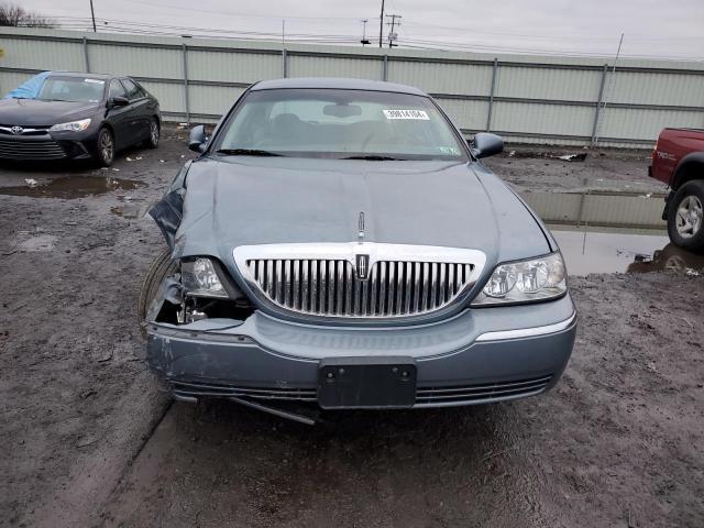 Photo 4 VIN: 1LNHM81W53Y687325 - LINCOLN TOWNCAR 