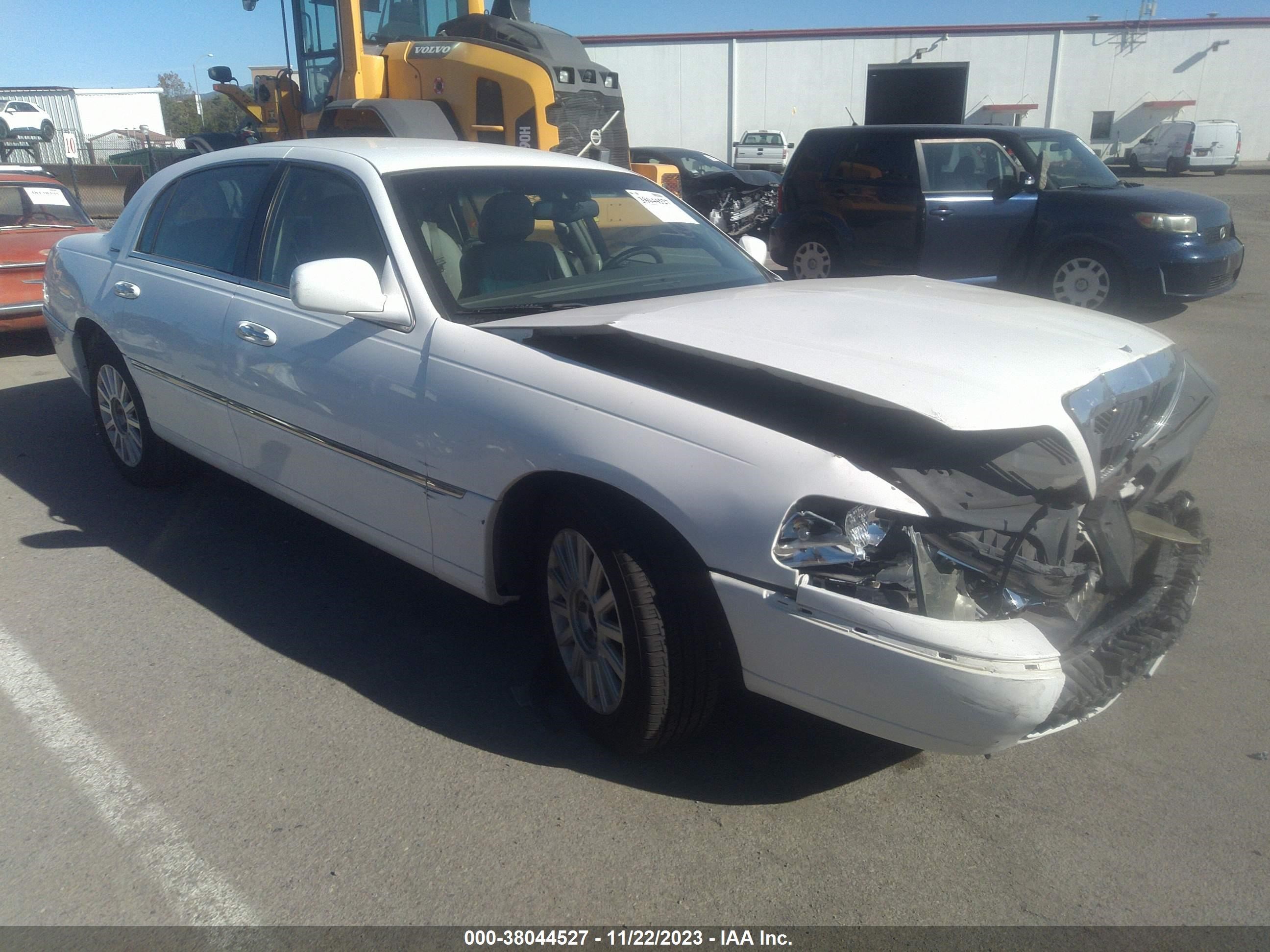 Photo 0 VIN: 1LNHM81W54Y619768 - LINCOLN TOWN CAR 