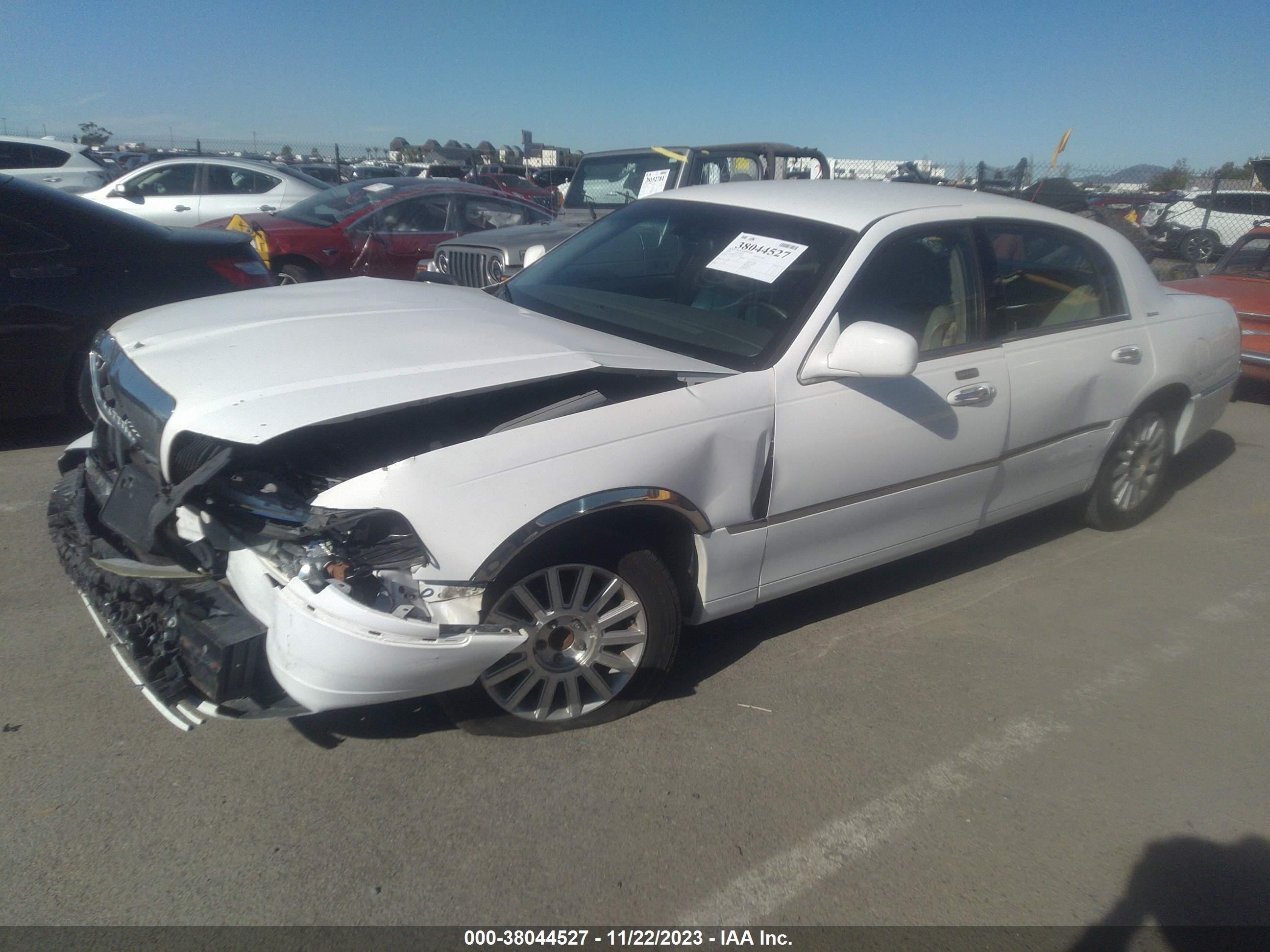 Photo 1 VIN: 1LNHM81W54Y619768 - LINCOLN TOWN CAR 