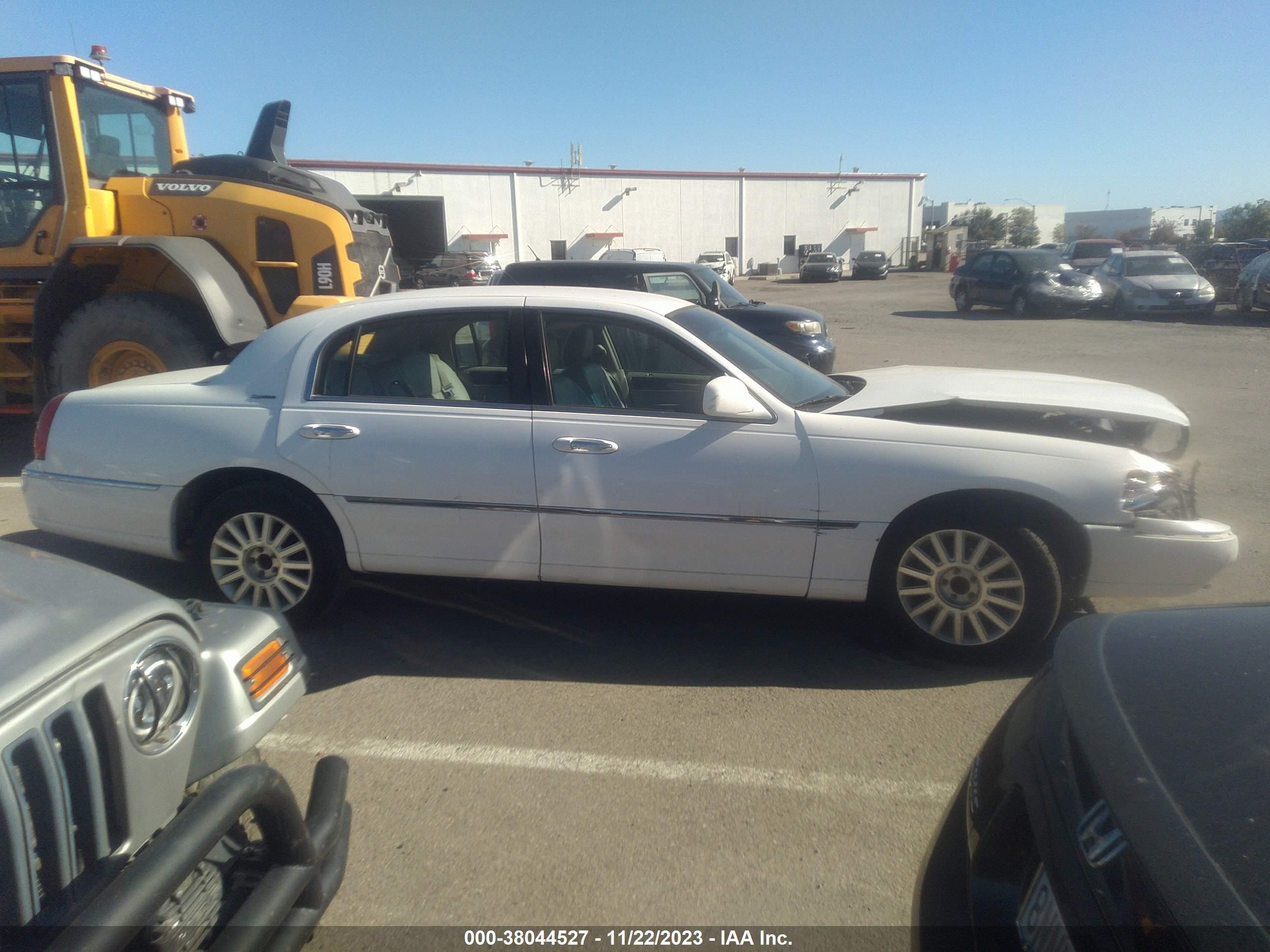 Photo 12 VIN: 1LNHM81W54Y619768 - LINCOLN TOWN CAR 