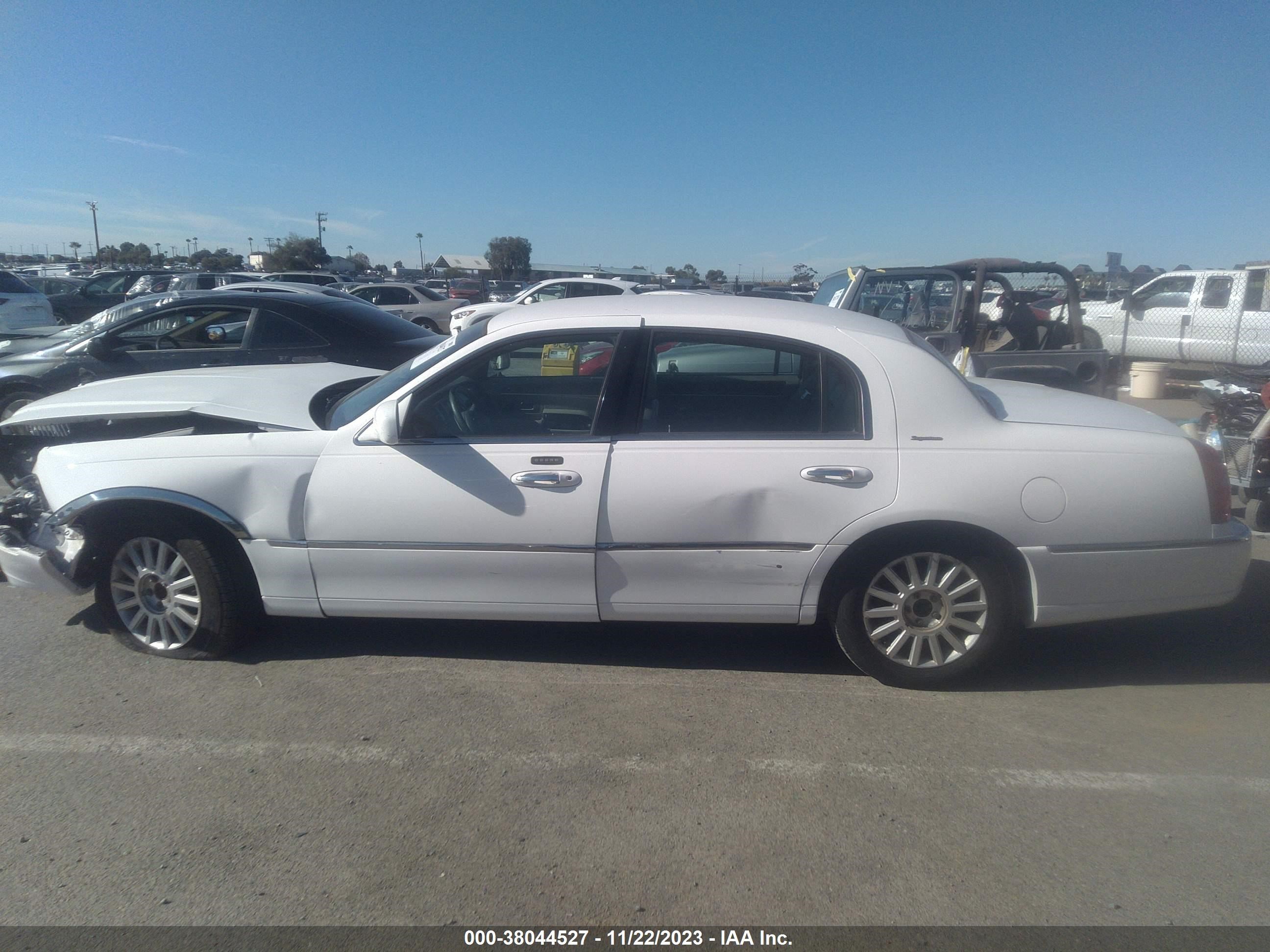 Photo 13 VIN: 1LNHM81W54Y619768 - LINCOLN TOWN CAR 