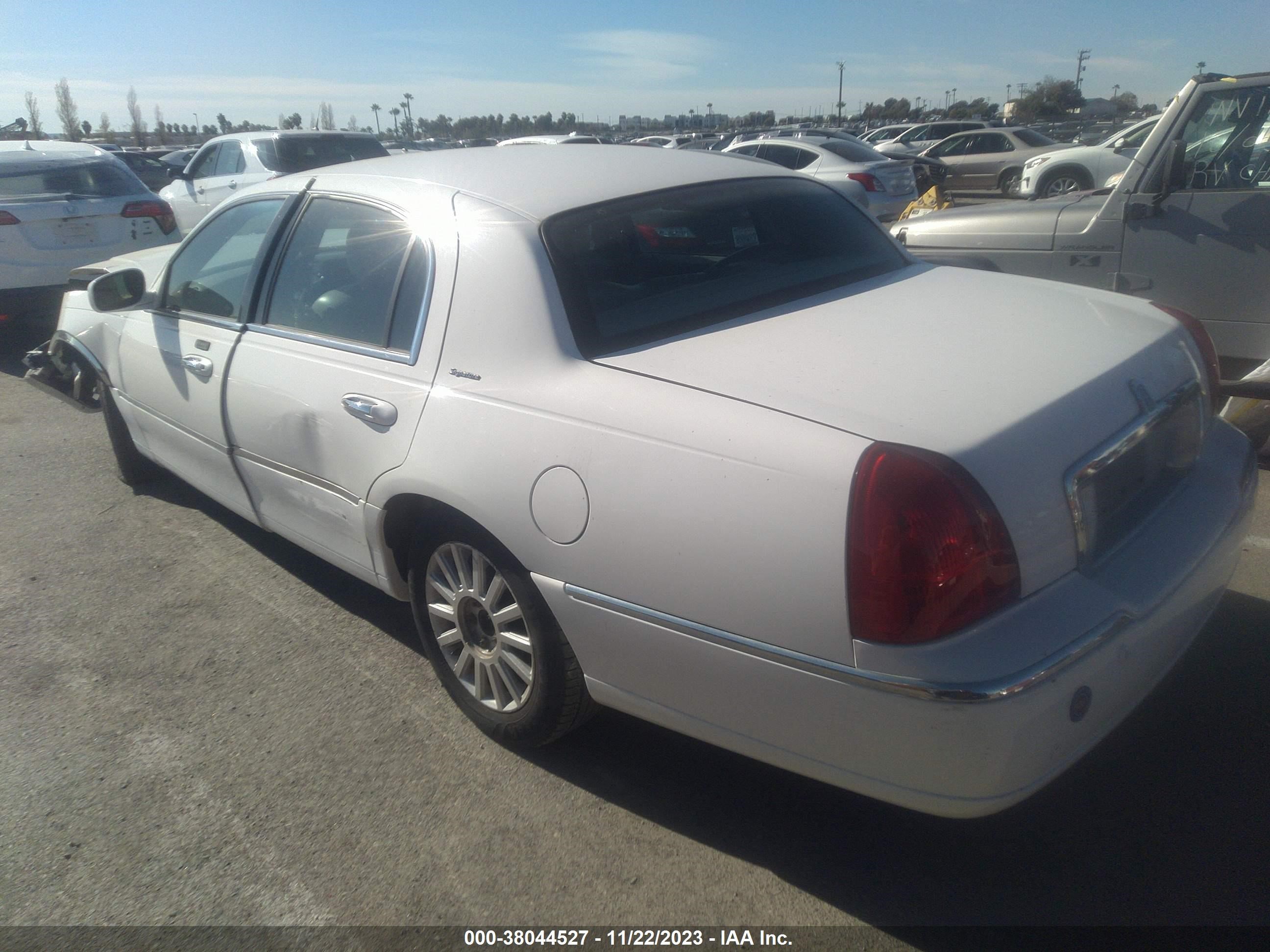 Photo 2 VIN: 1LNHM81W54Y619768 - LINCOLN TOWN CAR 