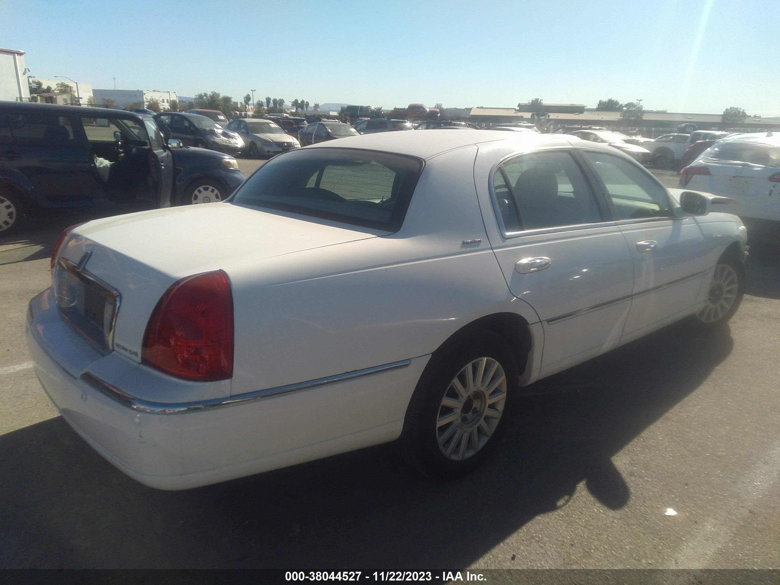 Photo 3 VIN: 1LNHM81W54Y619768 - LINCOLN TOWN CAR 