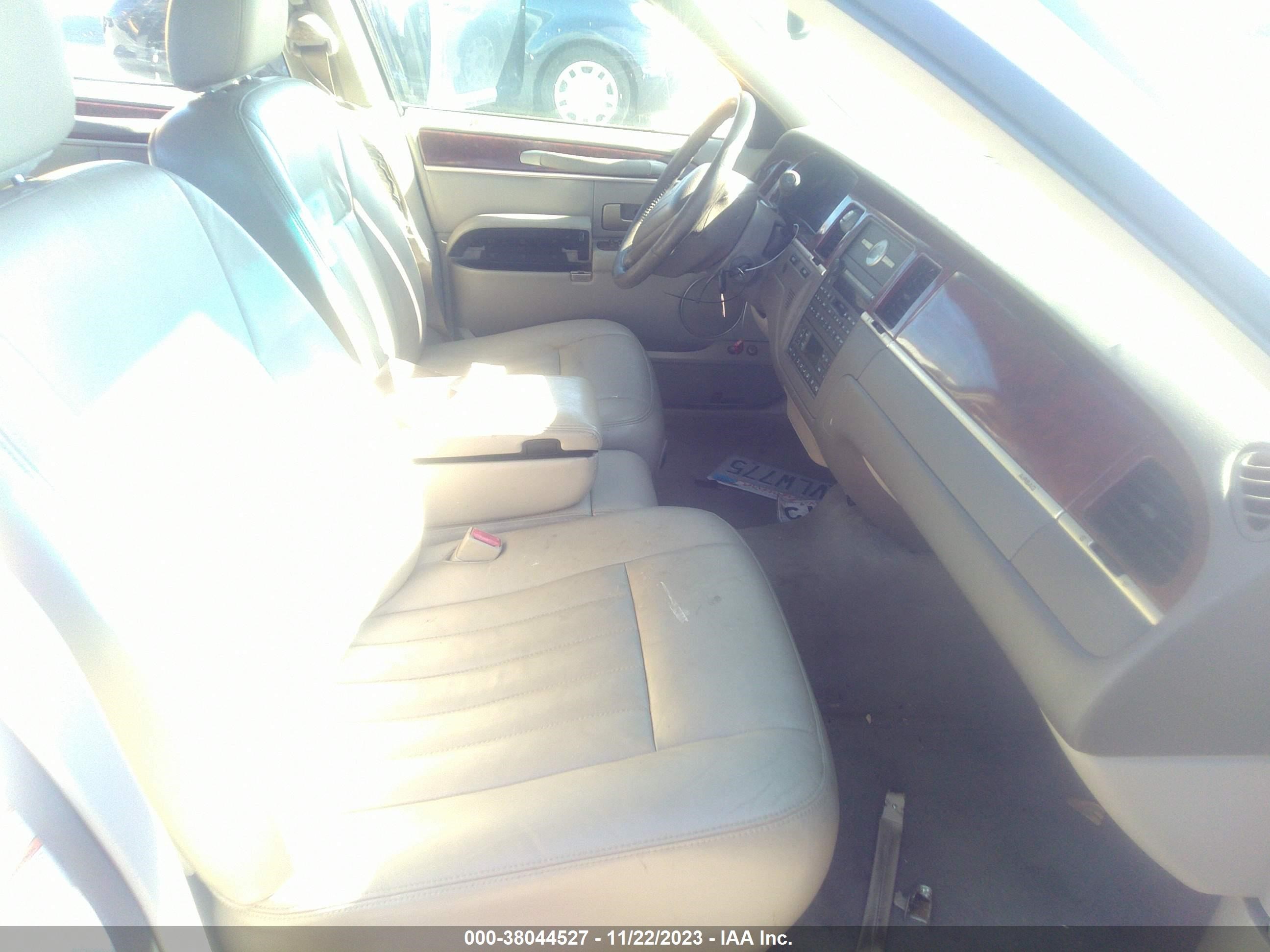 Photo 4 VIN: 1LNHM81W54Y619768 - LINCOLN TOWN CAR 