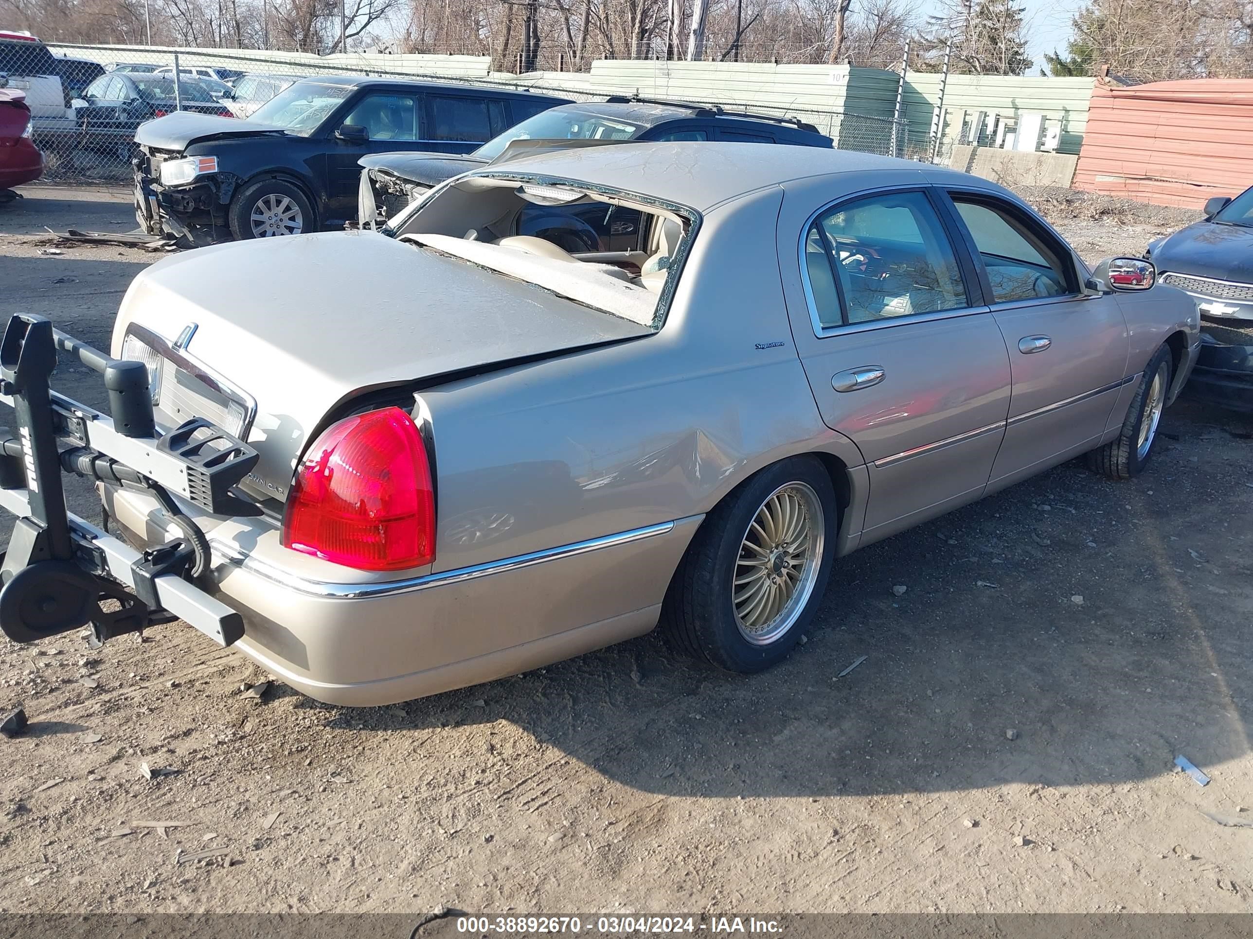 Photo 3 VIN: 1LNHM81W54Y652804 - LINCOLN TOWN CAR 